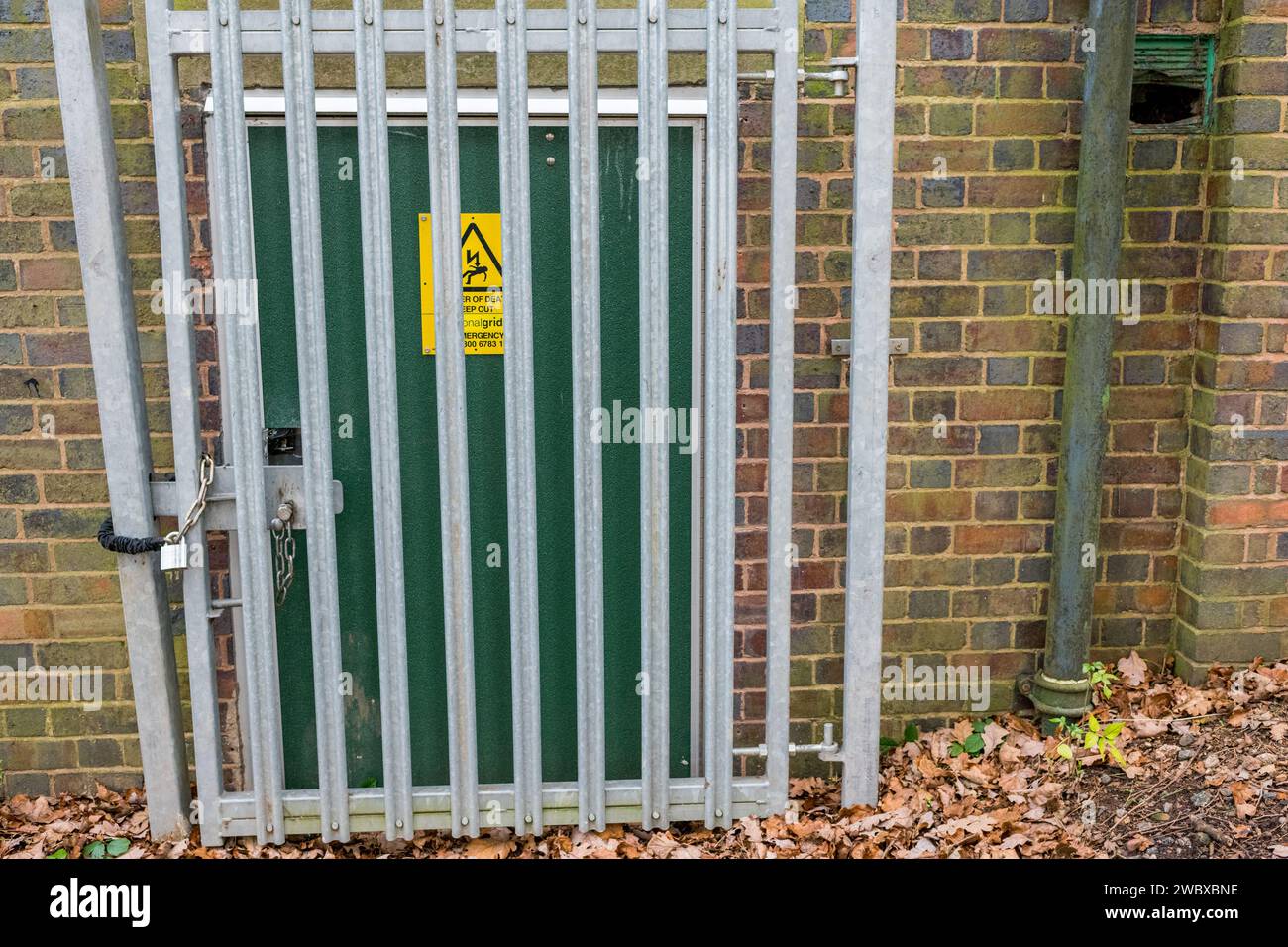 Gefahr, Elektrizität, Stromschlaggefahr, Warnhinweis an einem verzinkten Metallzaun angebracht. Stockfoto