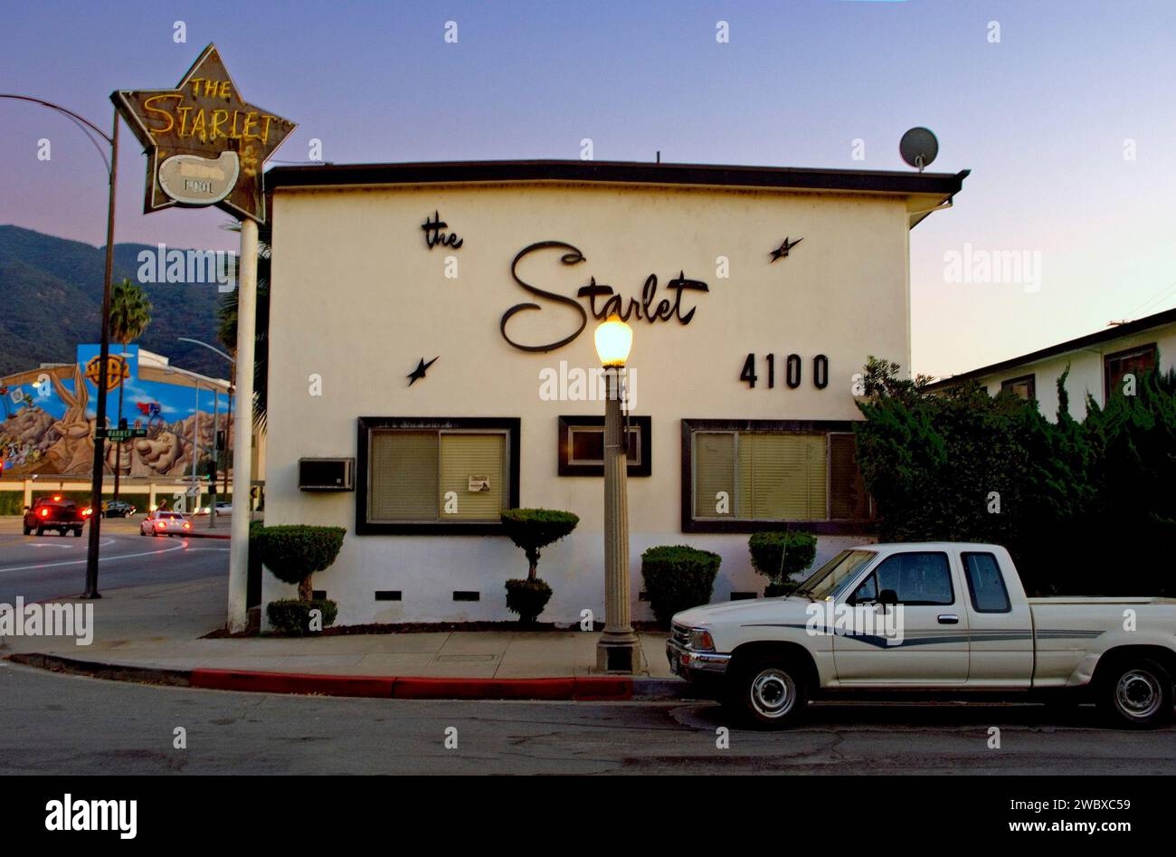Das Starlet Motel mit Vintage-Schild gegenüber den Warner Bros. Studios in Burbank, Kalifornien, USA Stockfoto
