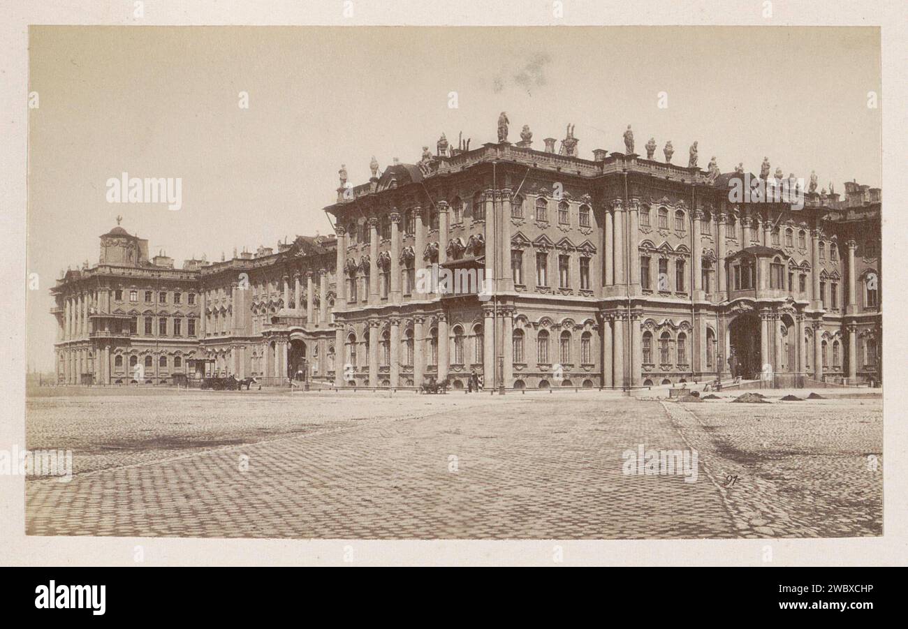 Südöstliche Fassade des Winterpalastes in Sint Petersburg mit Platz vor der Tür, Anonym, 1878 - 1890 Foto Teil des Reisealbums Europäische Städte, vermutlich Schwedisch. Sint-Petersburger Fototräger Albumendruckpalast. Platz, Ort, Zirkus usw. (+ Stadt(-Landschaft) mit Zahlen, Personal) Sint-Petersburg Stockfoto