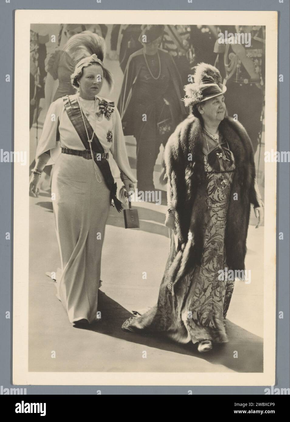 Auf dem Weg nach de Nieuwe Kerk, in Amsterdam am 6. September 1938, für die Gedenkversammlung des 40-jährigen Regierungsjubiläums von H.M. de Koningin, 1938 Foto Amsterdam fotografische Unterstützung Gelatine Silberdruck Königin. Kronprinzessin neue Kirche Stockfoto