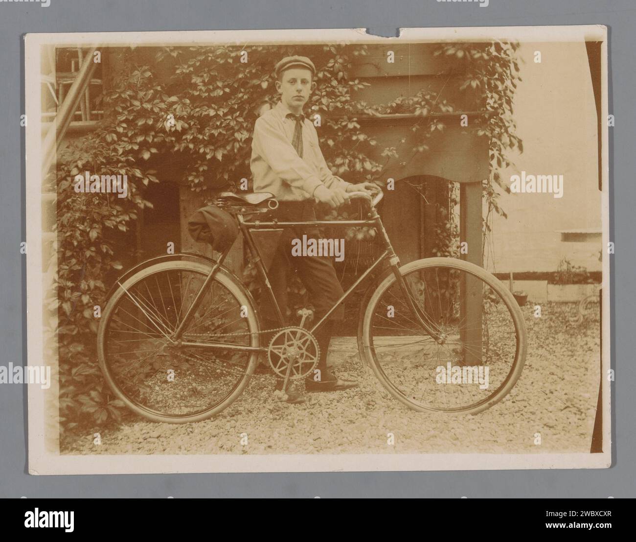 Porträt eines unbekannten Jungen (vermutlich) in Pfadfinderuniform mit Fahrrad, anonym, ca. 1890 - ca. 1910 fotografischer Träger Gelatine Silberdruck Jugendlicher, Jugendlicher. Fahrrad Stockfoto