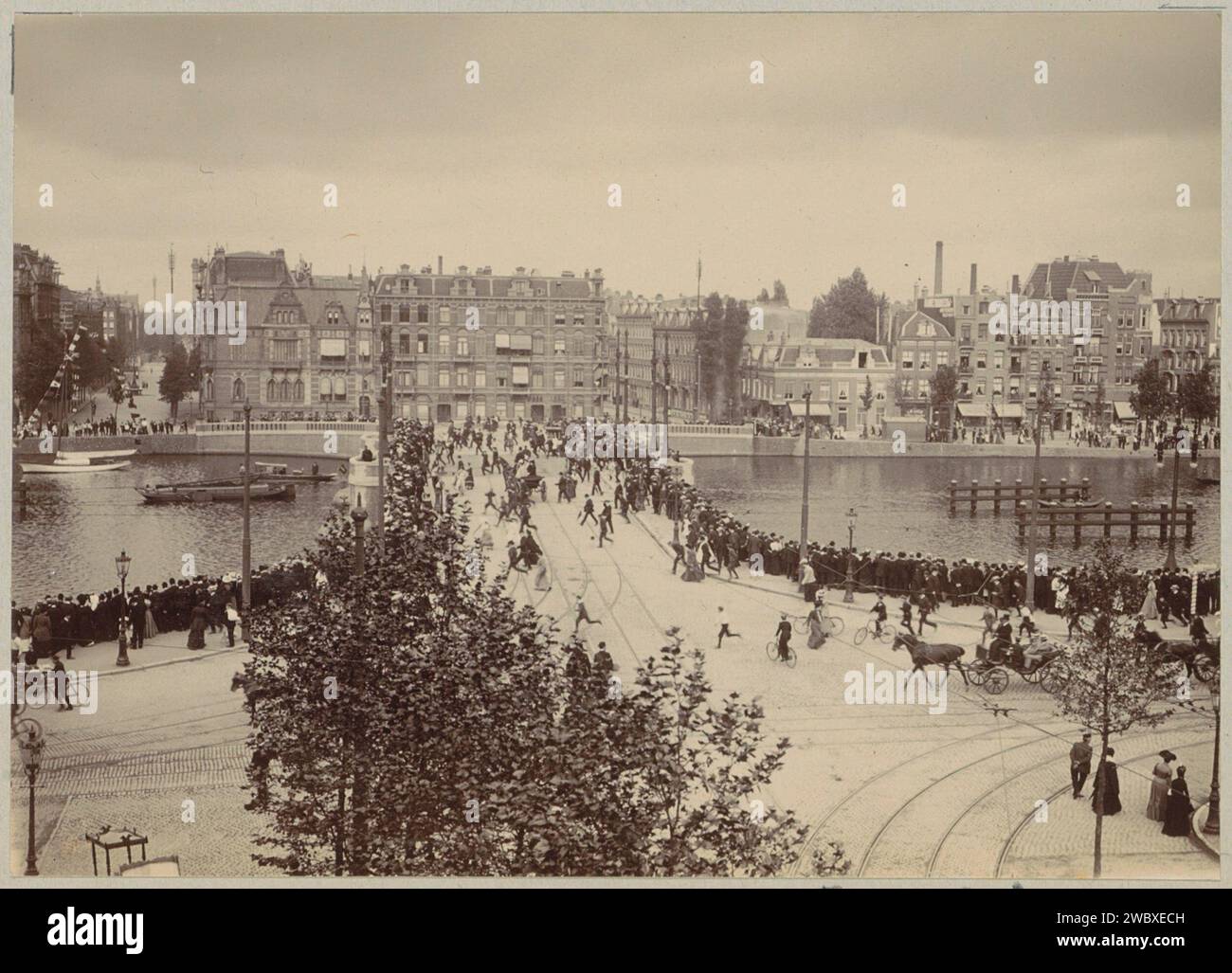 Druck auf die Nieuwe Amstelbrug, gegeben an Amsterdam-Oost, Anonym, ca. 1903 - ca. 1910 Foto Teil des Familienalbums mit Fotos von Wijnhandel Kraaij & Co. Bordeaux-Amsterdam. Fotografische Stützbahn, Straßenbahn. fluss. Brücke neue Amstel Brücke Stockfoto