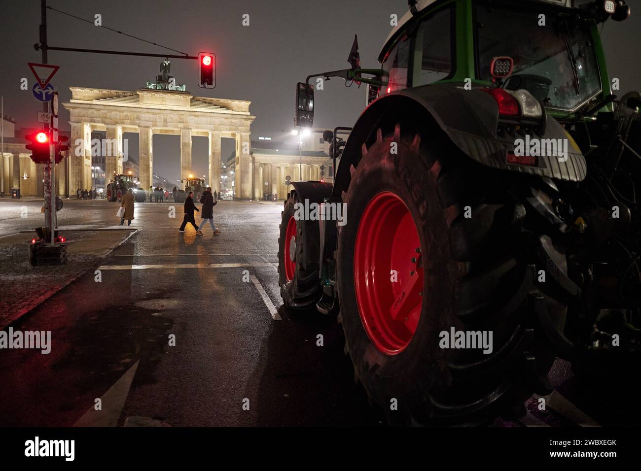 Berlin, Deutschland. Januar 2024. Bauern stehen mit ihren Traktoren vor dem Brandenburger Tor. Viele Landwirte sind bereits auf den Weg nach Berlin, um gegen den geplanten Stopp der landwirtschaftlichen Dieselförderung am kommenden Montag zu demonstrieren. Quelle: Jörg Carstensen/dpa/Alamy Live News Stockfoto