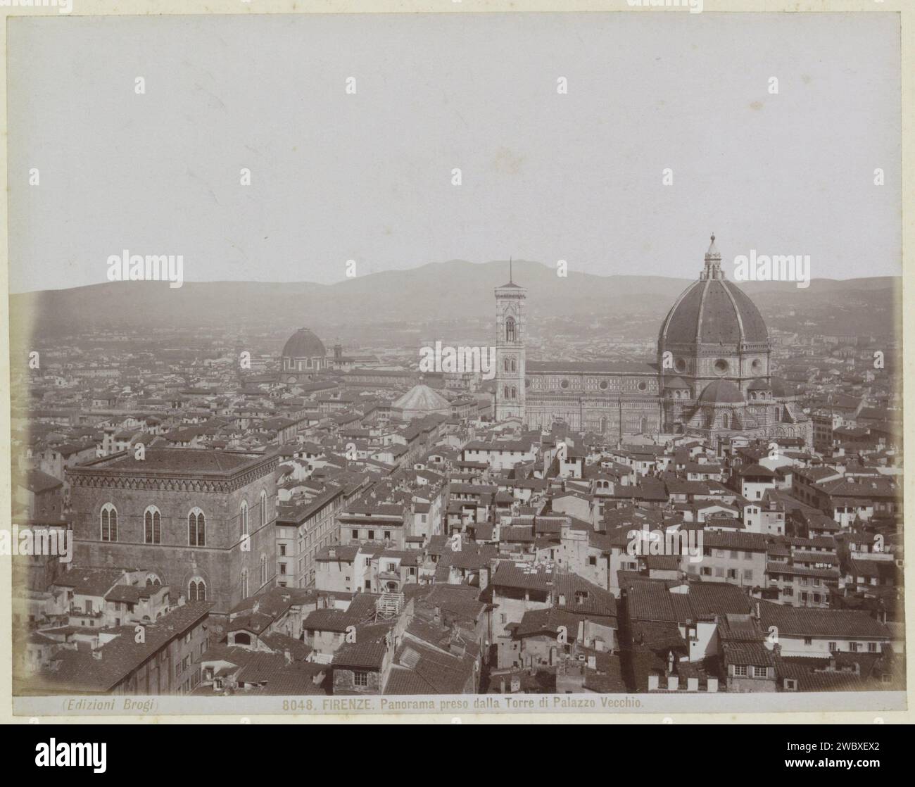 Blick auf Florenz mit der Domkerk, Brogi, ca. 1870 - ca. 1900 Fotografie Teil des Reisalbums mit Fotos von Sehenswürdigkeiten in Italien und Frankreich. Florenz Papier. Fotografische Unterstützung Albumendruck Aussicht auf die Stadt, Stadtpanorama, Silhouette der Stadt. Kirche (außen) Florenz. Dom van Florenz Stockfoto