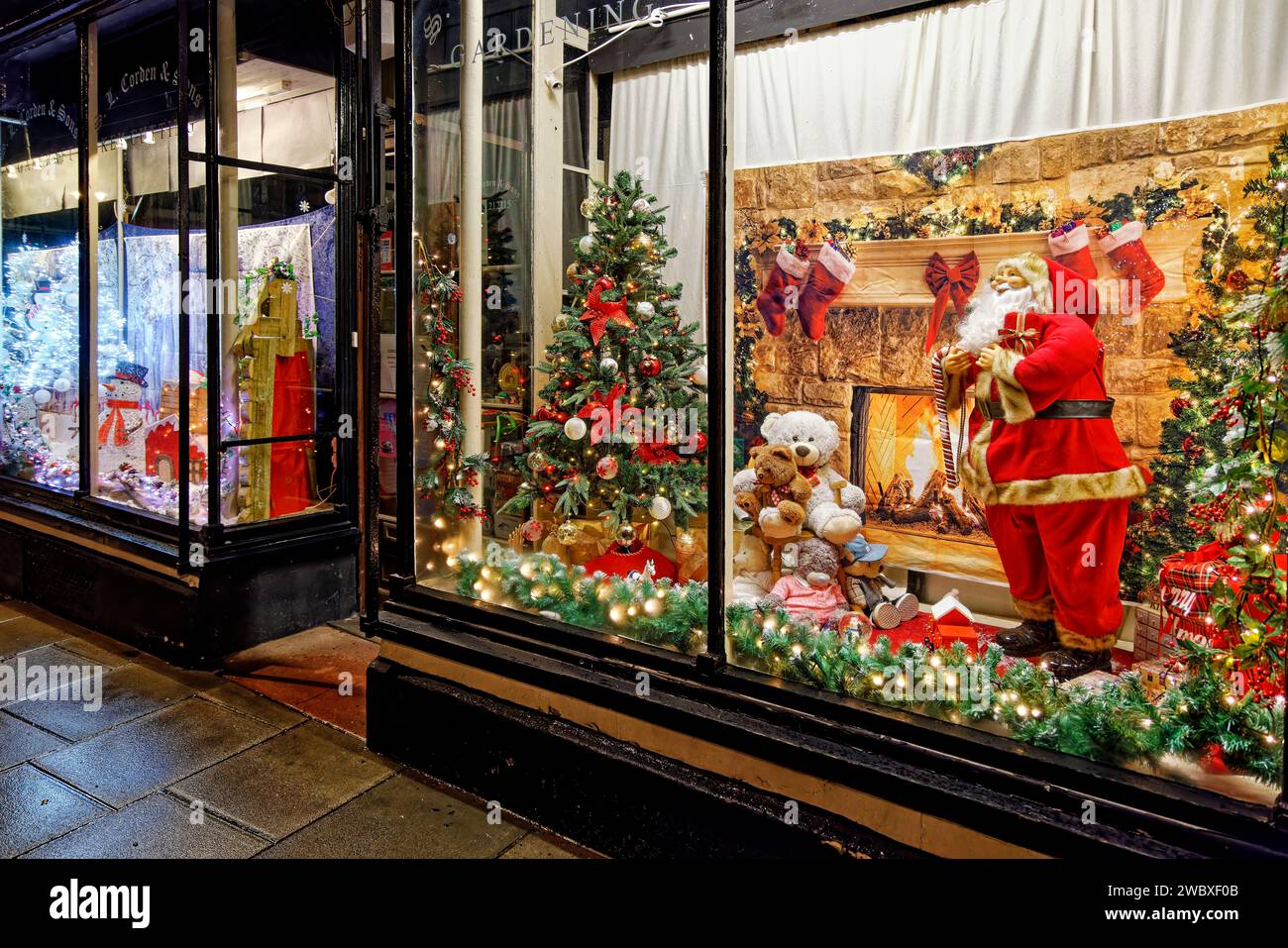 Warminster, Wiltshire, Großbritannien - 26. Dezember 2022: The Warminster Traditional Hardware Store, S.L Corden and Sons Christmas Window Display für 2022 Stockfoto