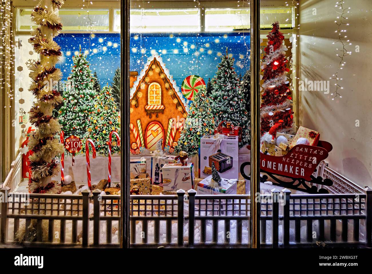 Warminster, Wiltshire, Großbritannien - 26. Dezember 2022: Schaufensterpräsentation zum Weihnachtsthema im Haushaltsgerätehandel Stockfoto