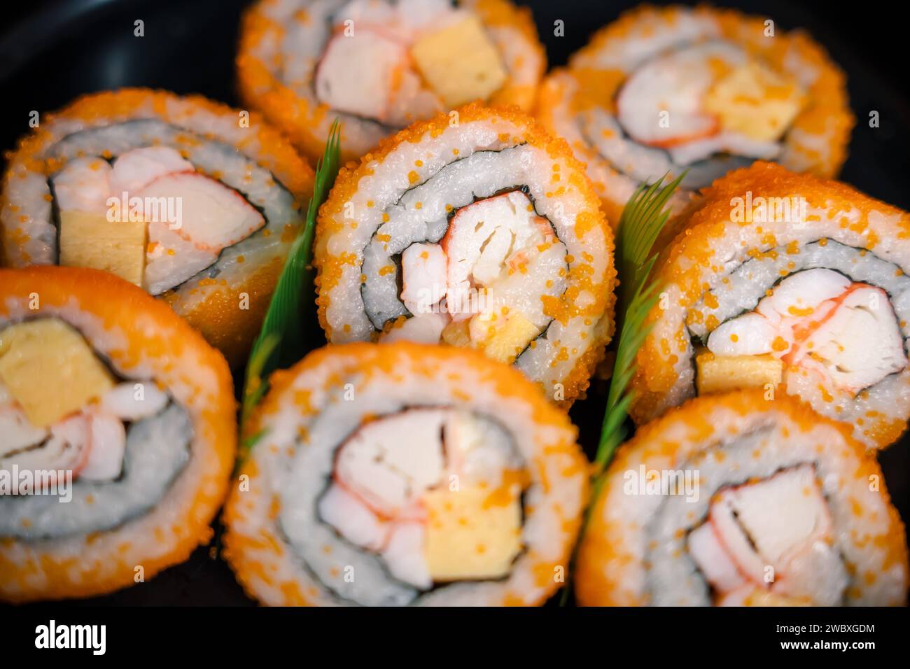Nahaufnahme von Sushi, Brötchen aus frischem rohem Lachs, Cream Cheese und Avocado im Inneren. Makrobild japanischer Meeresfrüchte-Sushi-Rolle Stockfoto
