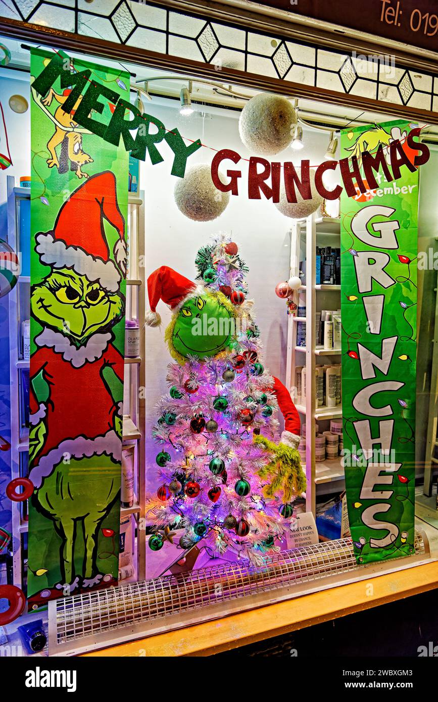 Warminster, Wiltshire, Großbritannien - 26. Dezember 2022: Ein Weihnachtsgeschäft mit Weihnachtsthema, Merry Grinchmas Stockfoto