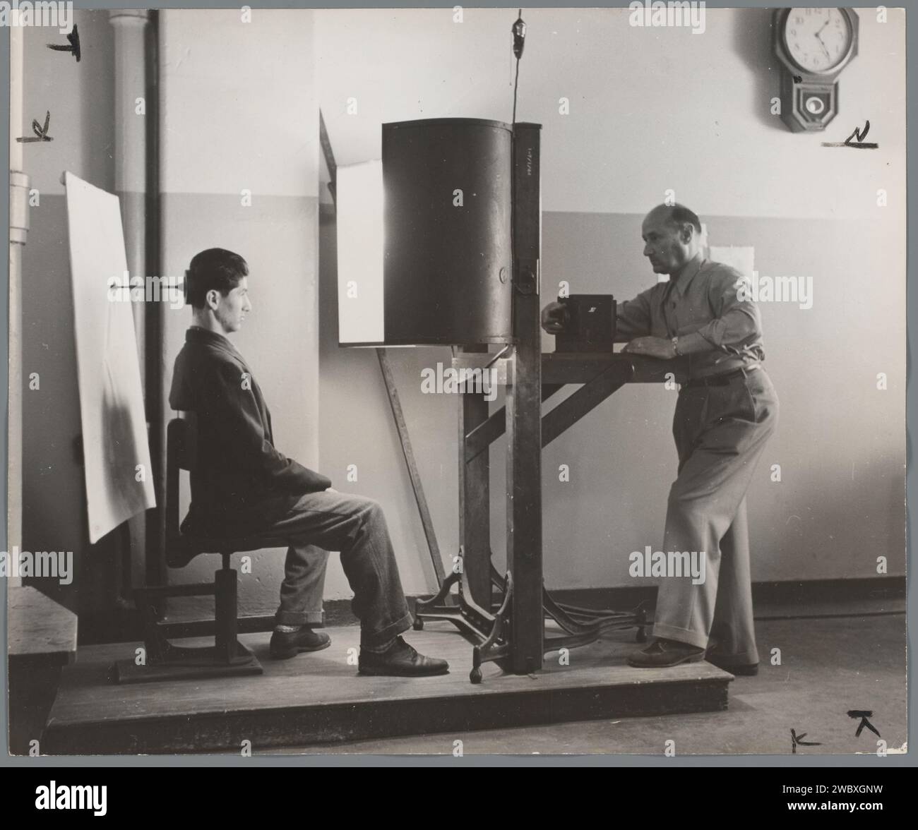 Anonym, Fremder („Alien“), fotografiert in Ellis Island, Anonym, 1949 Fotografie Ellis Island (möglicherweise) fotografischer Träger Gelatine Silberdruck Ellis Island Stockfoto