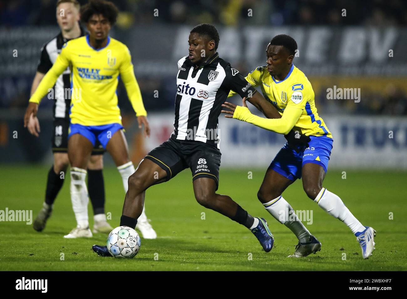 WAALWIJK - (l-r) Brayan Limbombe von Heracles Almelo, Thierry Lutonda von RKC Waalwijk während des niederländischen Eredivisie-Spiels zwischen RKC Waalwijk und Heracles Almelo im Mandemakers Stadium am 12. Januar 2024 in Waalwijk, Niederlande. ANP BART STOUTJESDIJK Credit: ANP/Alamy Live News Stockfoto