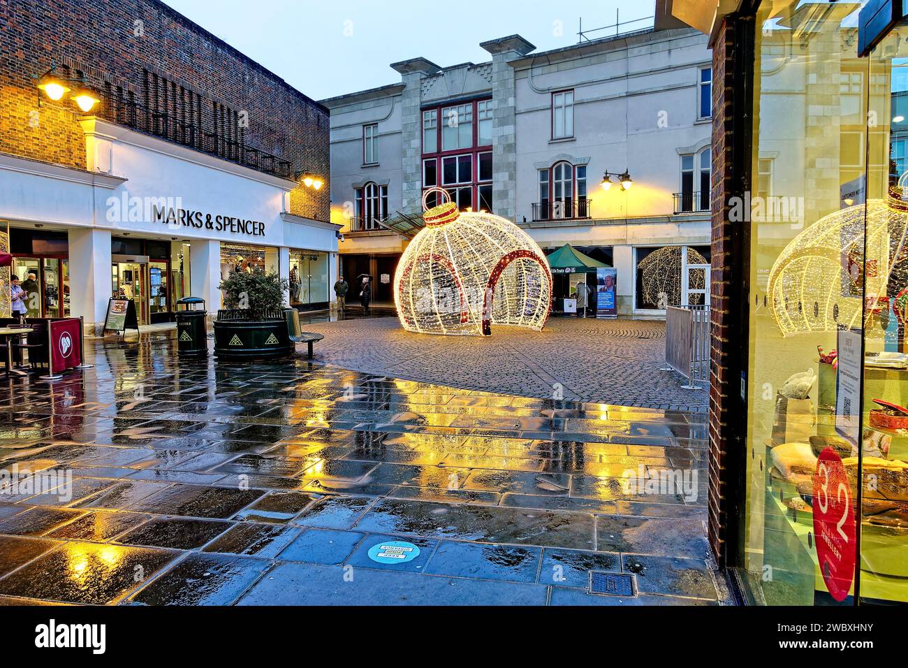 Salisbury, Wiltshire, Vereinigtes Königreich - 9. Dezember 2021: Weihnachtsdekoration im Old George Mall Shopping Centre in Salisbury, Wiltshire, England, Vereinigtes Königreich Stockfoto