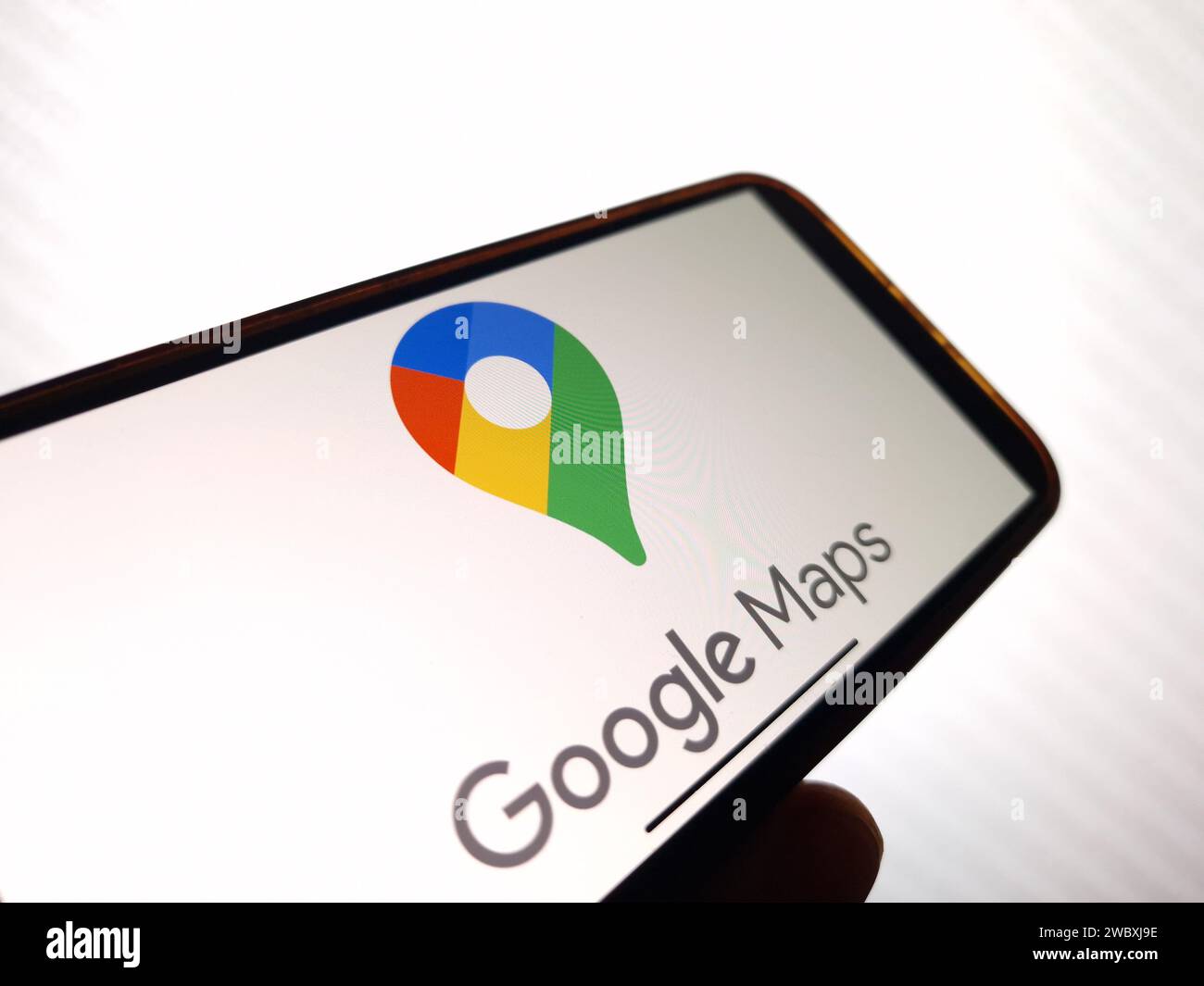 Konskie, Polen – 12. Januar 2024: Google Maps Logo wird auf dem Bildschirm des Mobiltelefons angezeigt Stockfoto