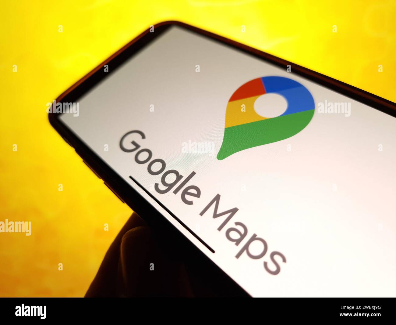 Konskie, Polen – 12. Januar 2024: Google Maps Logo wird auf dem Bildschirm des Mobiltelefons angezeigt Stockfoto