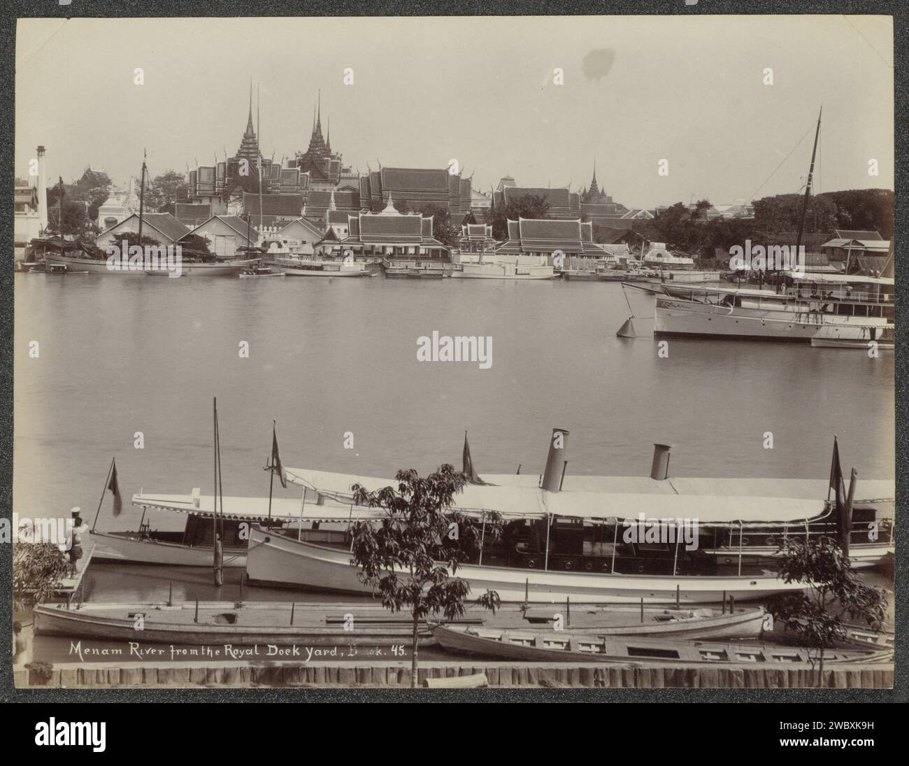 Menam River in Bangkok mit Gebäuden und Booten, gesehen vom Royal Dock Yard, G.R. Lambert & Co., ca. 1870 - ca. 1900 Foto Teil des Albums mit 50 Fotos einer Reise durch Südostasien. Bangkok Papier. Fotounterstützung Albumendruck Pier, Kai, Kai Bangkok Stockfoto