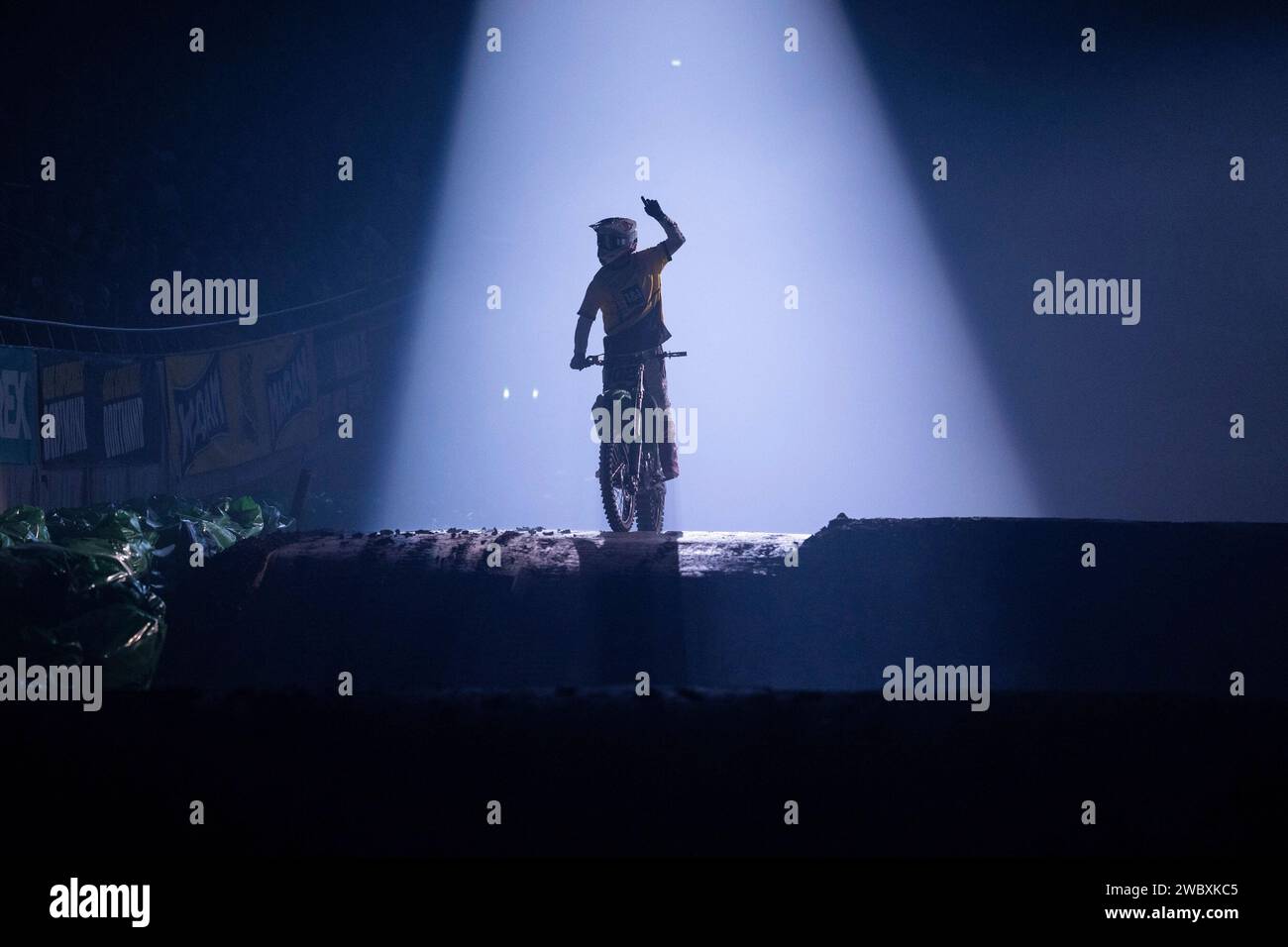 Dortmund, Deutschland. Januar 2024. 12.01.2024, Westfalenhalle, Dortmund, DE, ADAC Supercross - SX-Dortmund im Bild: Moss Matt (aus, Kawasaki Elf Team Pfeil, Kawasaki, SX1) zeigt Finger hoch, Stand im Flutlicht Foto © nordphoto GmbH/Christian Schulze Credit: dpa/Alamy Live News Stockfoto