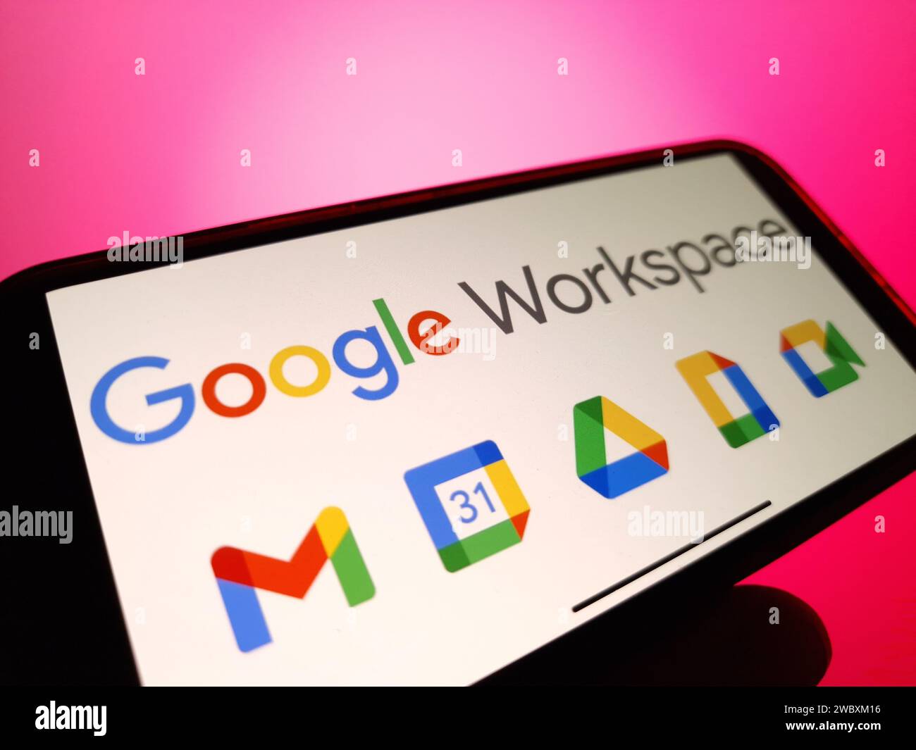 Konskie, Polen – 12. Januar 2024: Das Google Workspace-Logo wird auf dem Bildschirm des Mobiltelefons angezeigt Stockfoto