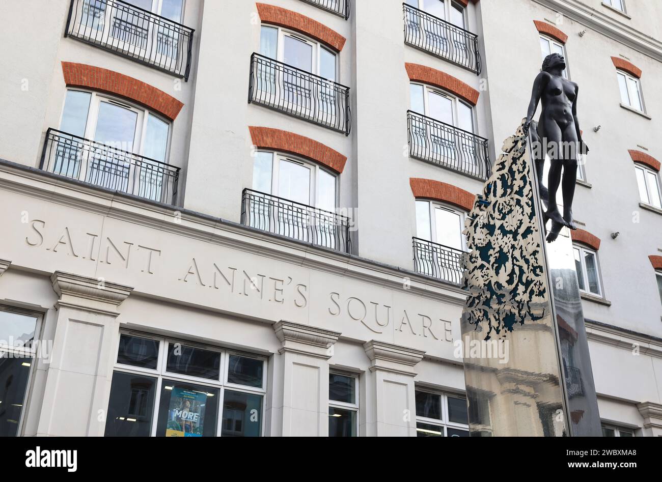 St. Anne's Square, ein Bereich mit umfangreicher Sanierung, preisgekröntes gemischtes Regenerationsprogramm im Herzen von Belfast's Cathedral Quarter, NI, Großbritannien Stockfoto