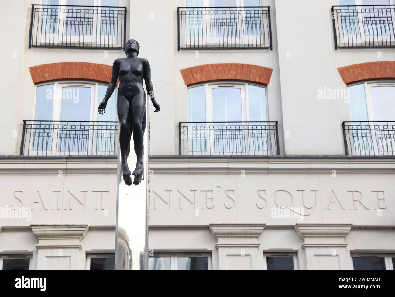 St. Anne's Square, ein Bereich mit umfangreicher Sanierung, preisgekröntes gemischtes Regenerationsprogramm im Herzen von Belfast's Cathedral Quarter, NI, Großbritannien Stockfoto