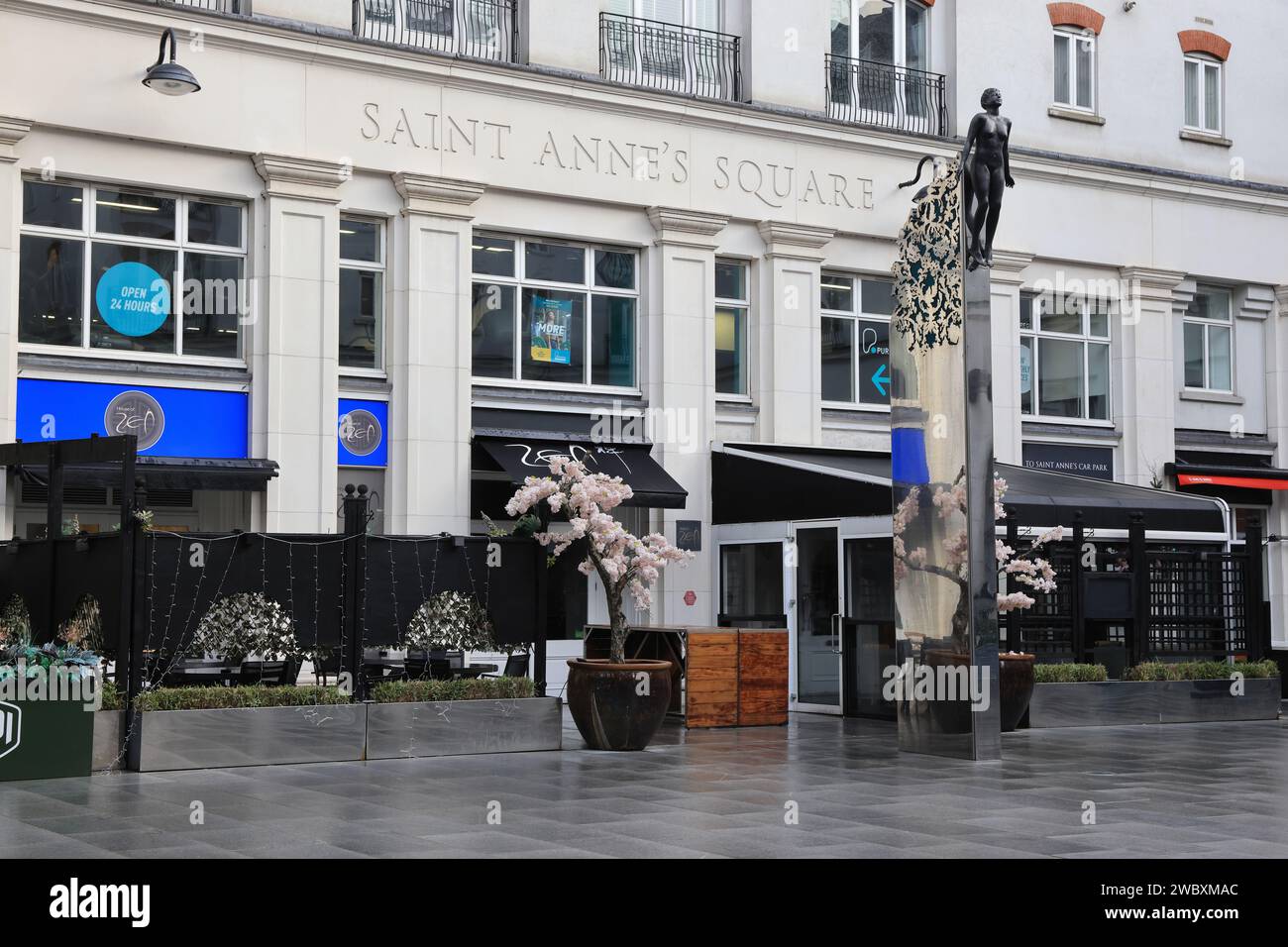 St. Anne's Square, ein Bereich mit umfangreicher Sanierung, preisgekröntes gemischtes Regenerationsprogramm im Herzen von Belfast's Cathedral Quarter, NI, Großbritannien Stockfoto