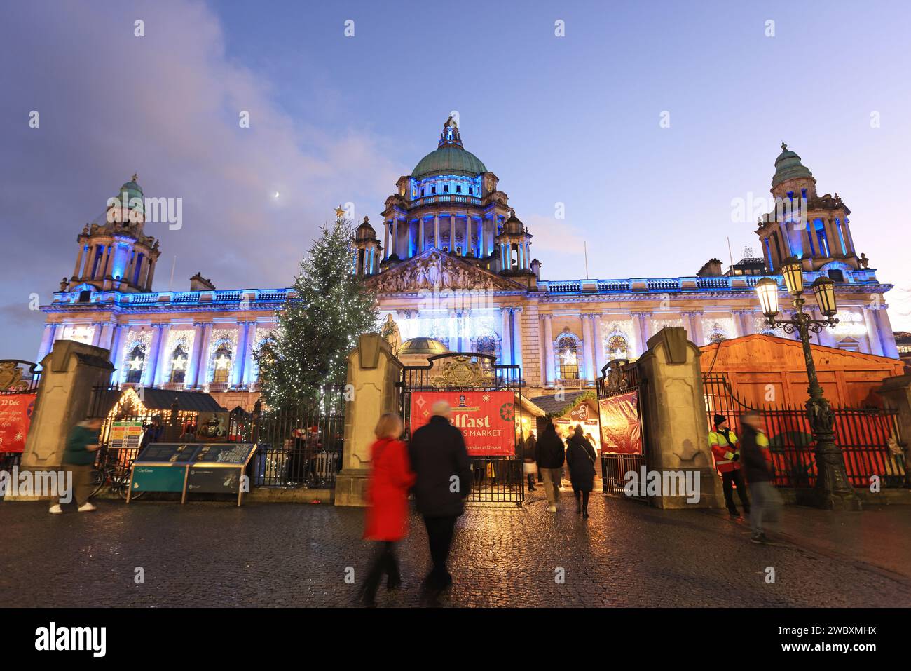 Beliebter Weihnachtsmarkt vor dem historischen Rathaus, dem Bürgerhaus des Stadtrates von Belfast, am Donegall Square, in NI, Großbritannien Stockfoto