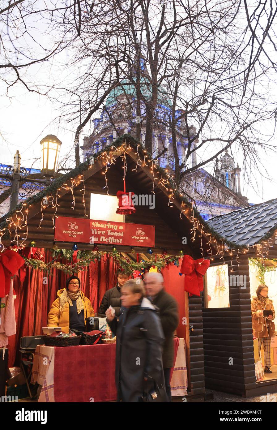 Beliebter Weihnachtsmarkt vor dem historischen Rathaus, dem Bürgerhaus des Stadtrates von Belfast, am Donegall Square, in NI, Großbritannien Stockfoto
