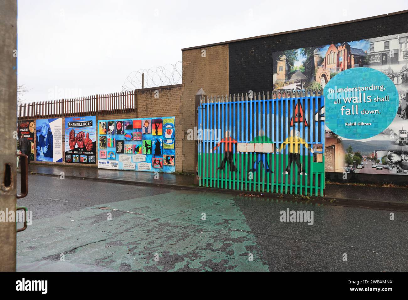 Die Trenntore zwischen dem katholischen nationalistischen Gebiet und dem protestantischen Unionisten befinden sich in Belfast, die während der konfessionellen und gewalttätigen Unruhen errichtet wurden. Stockfoto