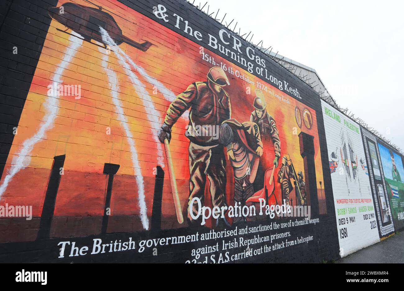 Die Northumberland Street verläuft zwischen der loyalistischen Divis Street und der unionistischen Shankhill Road, bekannt als International Wall, mit ihren berühmten Wandmalereien, NI. Stockfoto