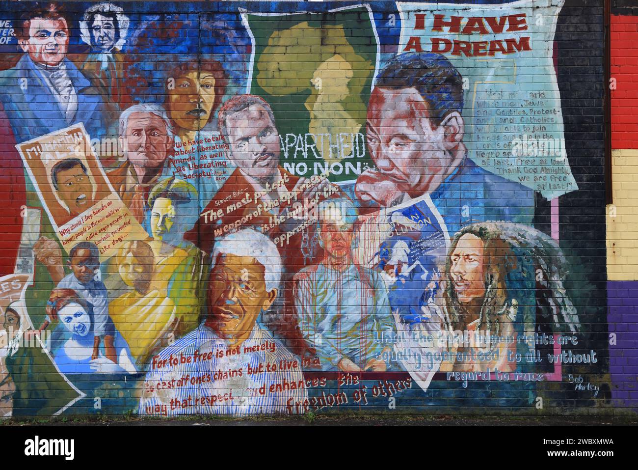 Die Northumberland Street verläuft zwischen der loyalistischen Divis Street und der unionistischen Shankhill Road, bekannt als International Wall, mit ihren berühmten Wandmalereien, NI. Stockfoto