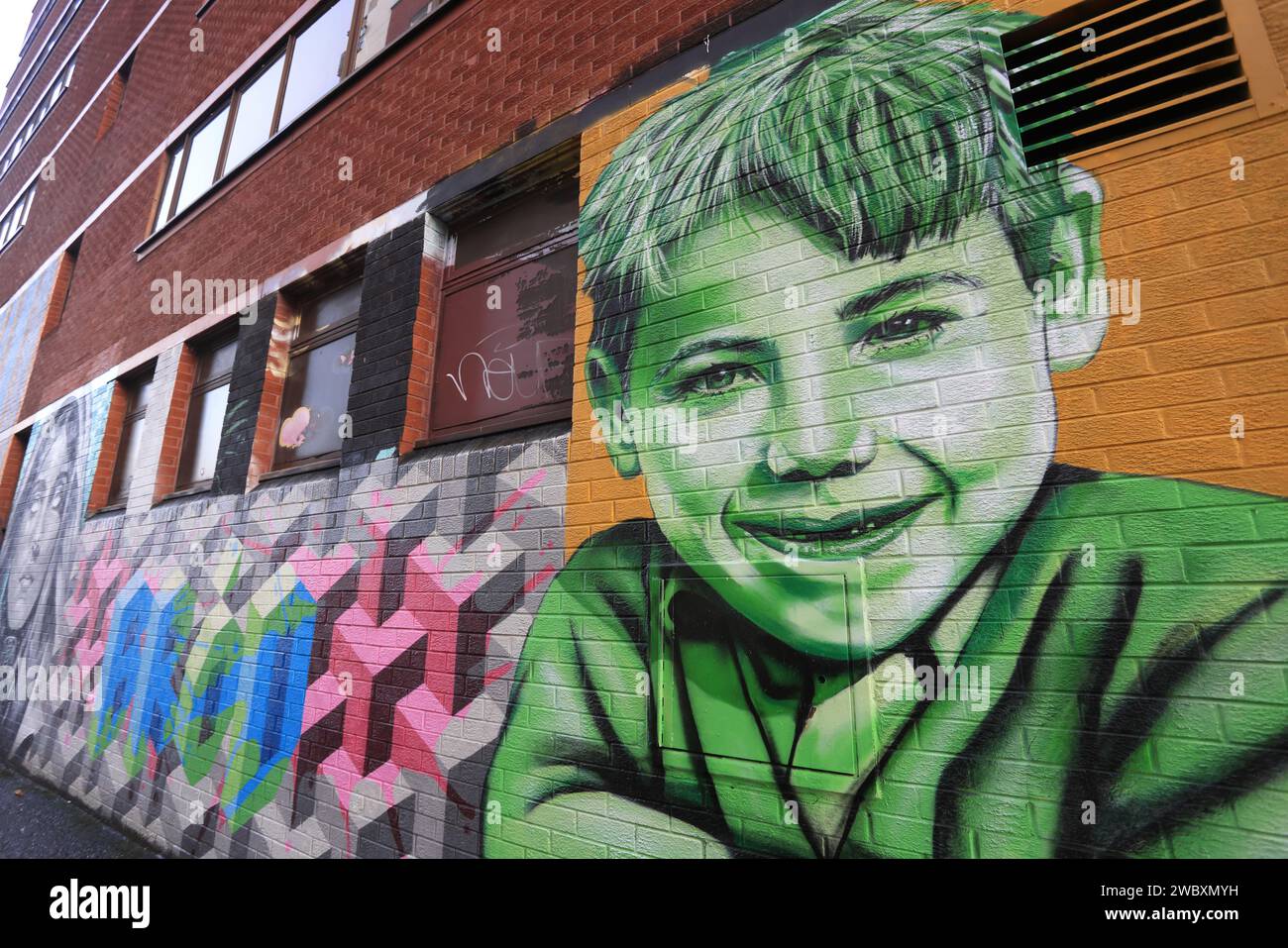 Der Rat in Belfast bat lokale Künstler, die Kent Street im Cathedral Quarter aufzuhellen, was zu einer großartigen Street Art, NI, UK, geführt hat Stockfoto