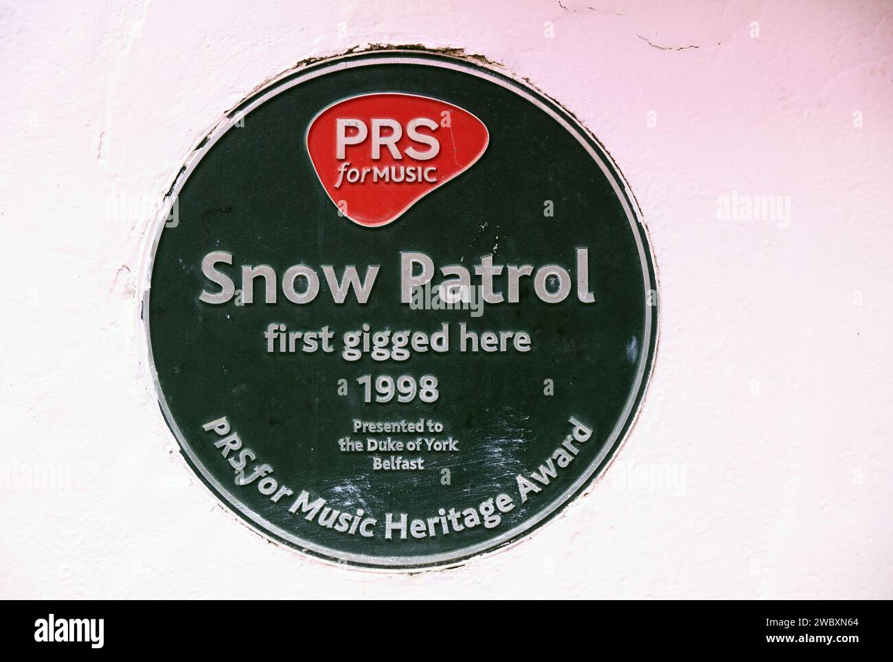 Plakette für den Music Heritage Award an Snow Patrol, der hier erstmals 1998 im Duke of York, einem beliebten Pub in der historischen Half BaP Gegend, in NI, auftrat. Stockfoto