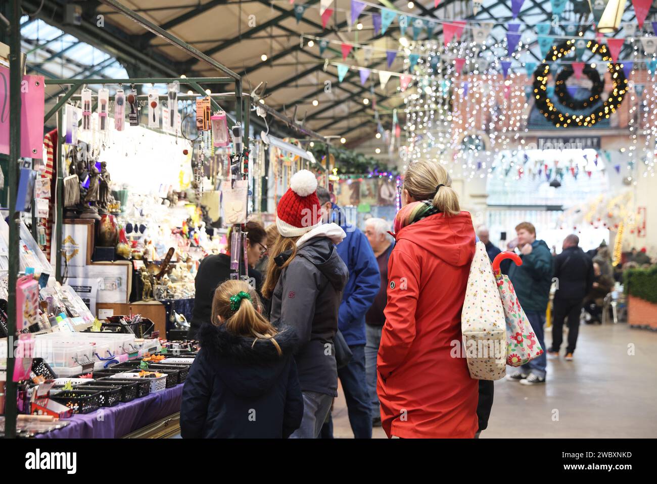 Freitag auf dem historischen St. George's Market zur Weihnachtszeit mit 200 Marktständen, die Obst, Gemüse, Antiquitäten, Bücher, warme Speisen, Cakes & Crafts, NI, UK Stockfoto