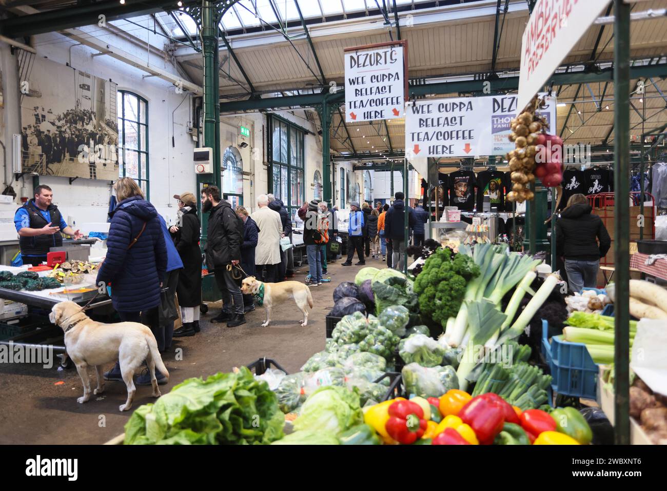 Freitag auf dem historischen St. George's Market zur Weihnachtszeit mit 200 Marktständen, die Obst, Gemüse, Antiquitäten, Bücher, warme Speisen, Cakes & Crafts, NI, UK Stockfoto
