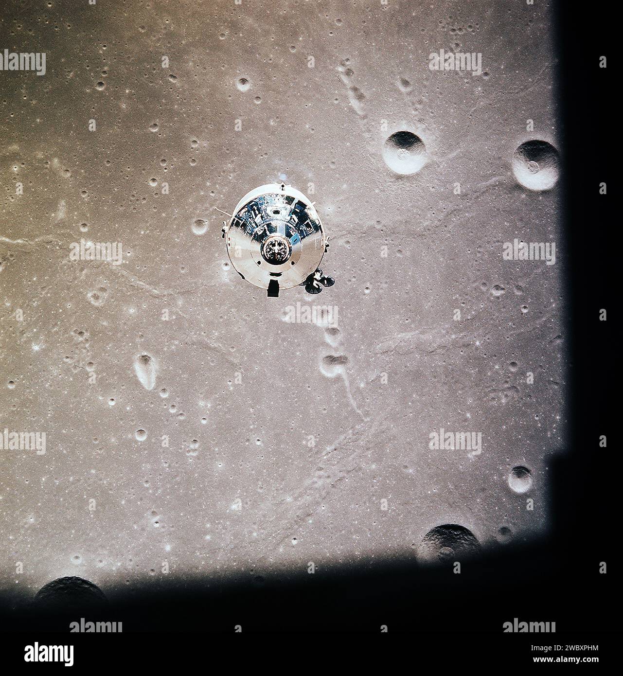 Die Apollo 11 Command and Service Module fotografiert vom Mondmodul im Mondumlauf während der Mondlandungsmission Apollo 11. Die Mondoberfläche darunter befindet sich im nordzentralen Sea of Fertility, Johnson Space Center, NASA, 20. Juli 1969 Stockfoto