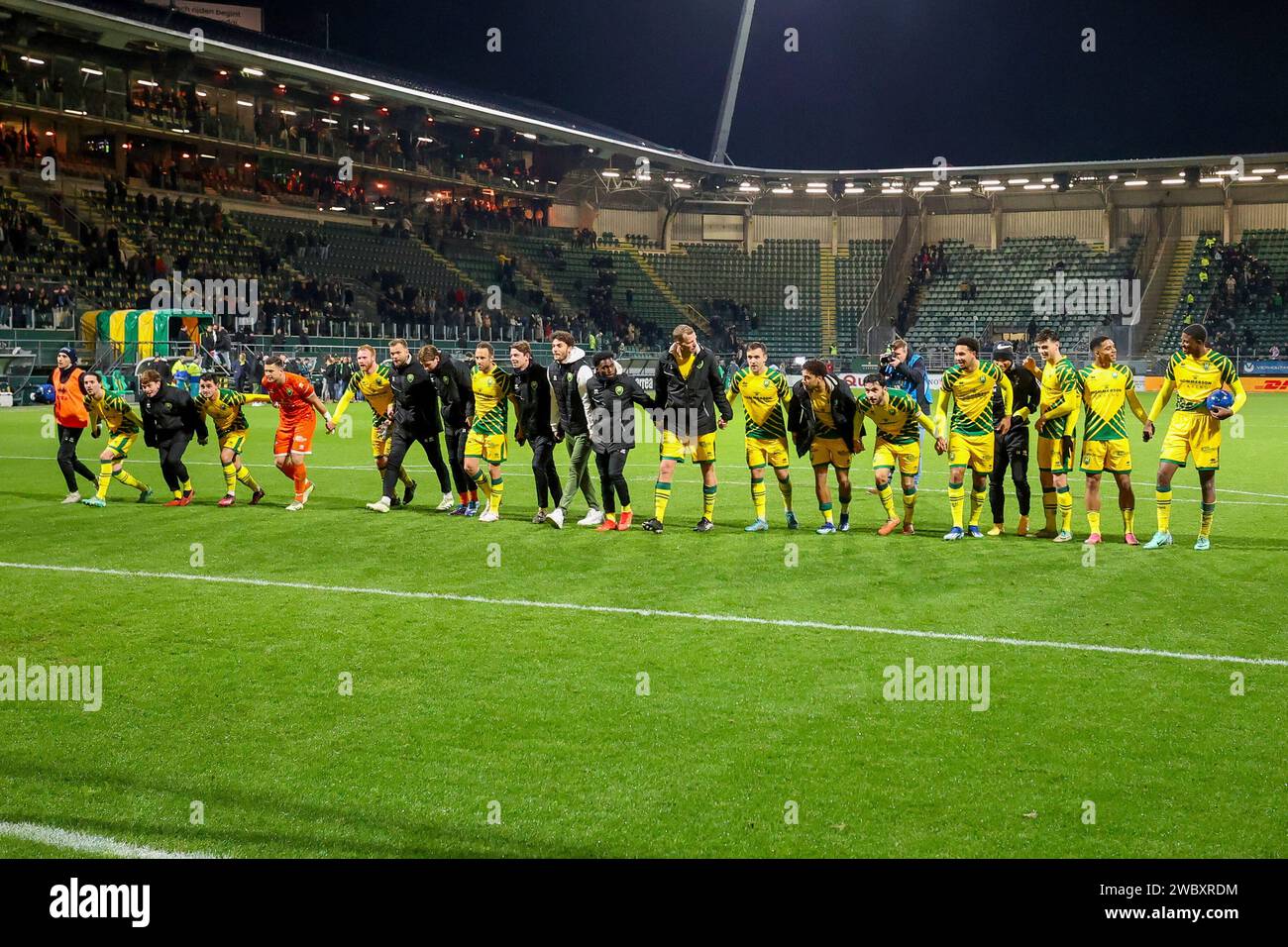 DEN HAAG, NEDERLAND - 12. JANUAR: Malik Sellouki von ADO den Haag, Daryl van Mieghem von ADO den Haag, Jort van der Sande von ADO den Haag, Henk Veerman von ADO den Haag, lasse Vigen von ADO den Haag, Tyrese Asante von ADO den Haag, Daniel Granli von ADO den Haag, Justin Che von ADO den Haag, Matteo Waem von ADO den Haag, Gylermo Siereveld von ADO den Haag, Silvinho Esajas von ADO den Haag feierte den Sieg beim niederländischen Keuken Kampioen Divisie Spiel zwischen ADO den Haag und de Graafschap im Bingoal Stadion am 12. Januar 2024 in den Haag, Nederland. (Foto: Hans van der Valk/Orange P. Stockfoto