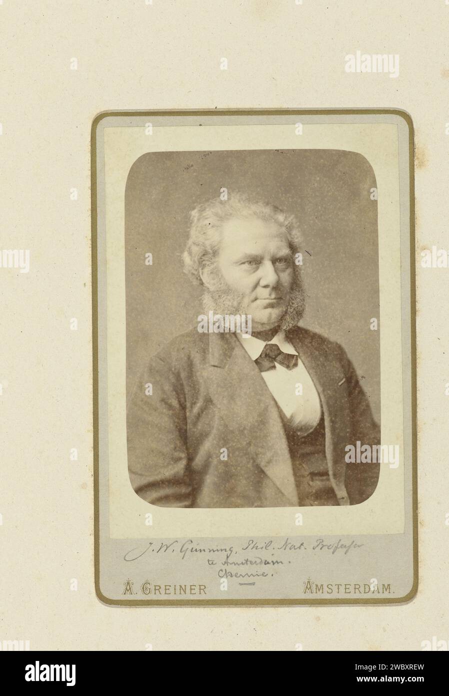 Porträt von J.W. Gunning, Professor an der Fakultät für Mathematik und Physik der Universität Amsterdam, Albert Greiner, 1860 - 1880 Fotografie. Schrankfoto Amsterdam Papier Albumendruck historische Personen (Porträts und Szenen aus dem Leben) Stockfoto