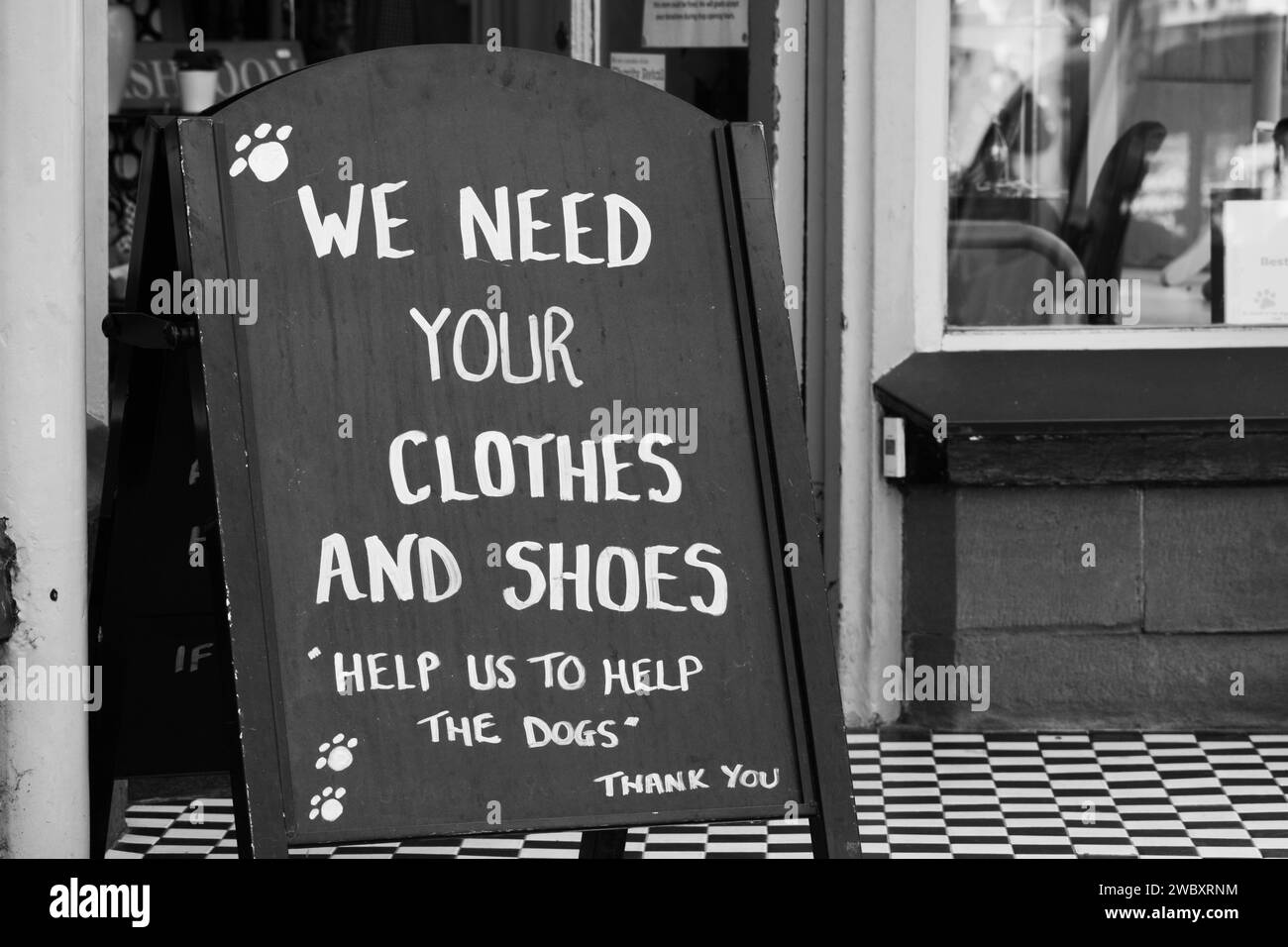 Ross on Wye, Herefordshire, England, 24. September 2023: Unterschreiben Sie vor einem Second Hand Clothes Charity Store und fragen Sie nach alten Kleidern und Schuhen. Stockfoto