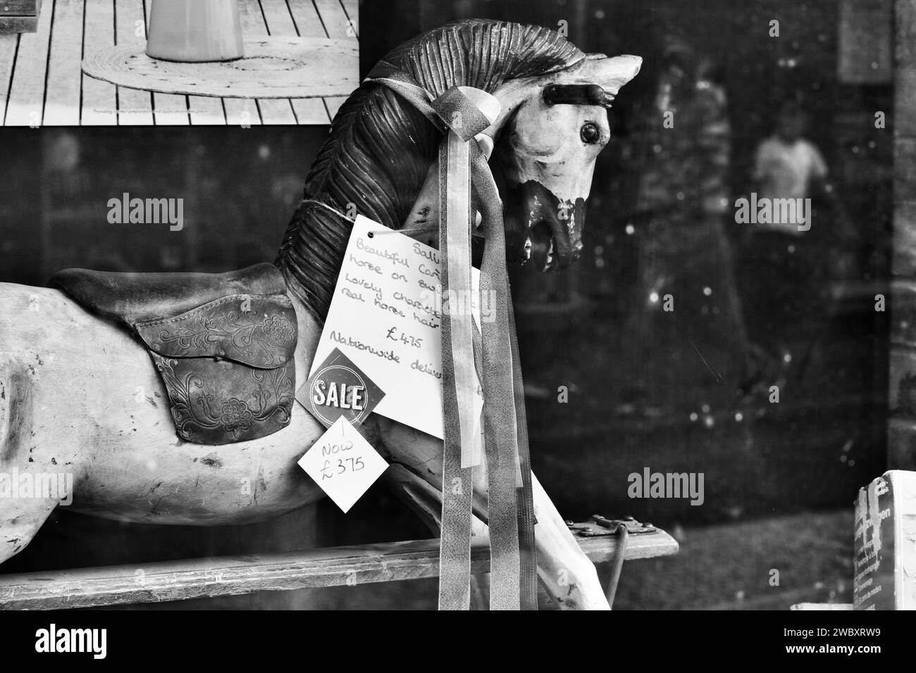 Ross on Wye, Herefordshire, England, 24. September 2023: Ein antikes Schaukelpferd wird in einem Schaufenster ausgestellt, das zum Verkauf zu einem reduzierten Preis angeboten wird. Stockfoto