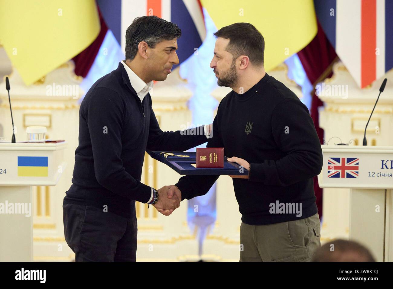 Kiew, Ukraine. Januar 2024. Der ukrainische Präsident Wolodymyr Zelenskyj, rechts, verleiht dem britischen Premierminister Rishi Sunak, links, den Orden der Freiheit im Mariinskyi-Palast am 12. Januar 2024 in Kiew, Ukraine. Sunak kündigte an, dass Großbritannien der Ukraine mehr als 3 Milliarden Dollar an zusätzlicher Militärhilfe und künftigen Sicherheitsgarantien zur Verfügung stellen werde. Kredit: Ukrainischer Ratsvorsitz/Pressestelle Des Ukrainischen Präsidenten/Alamy Live News Stockfoto