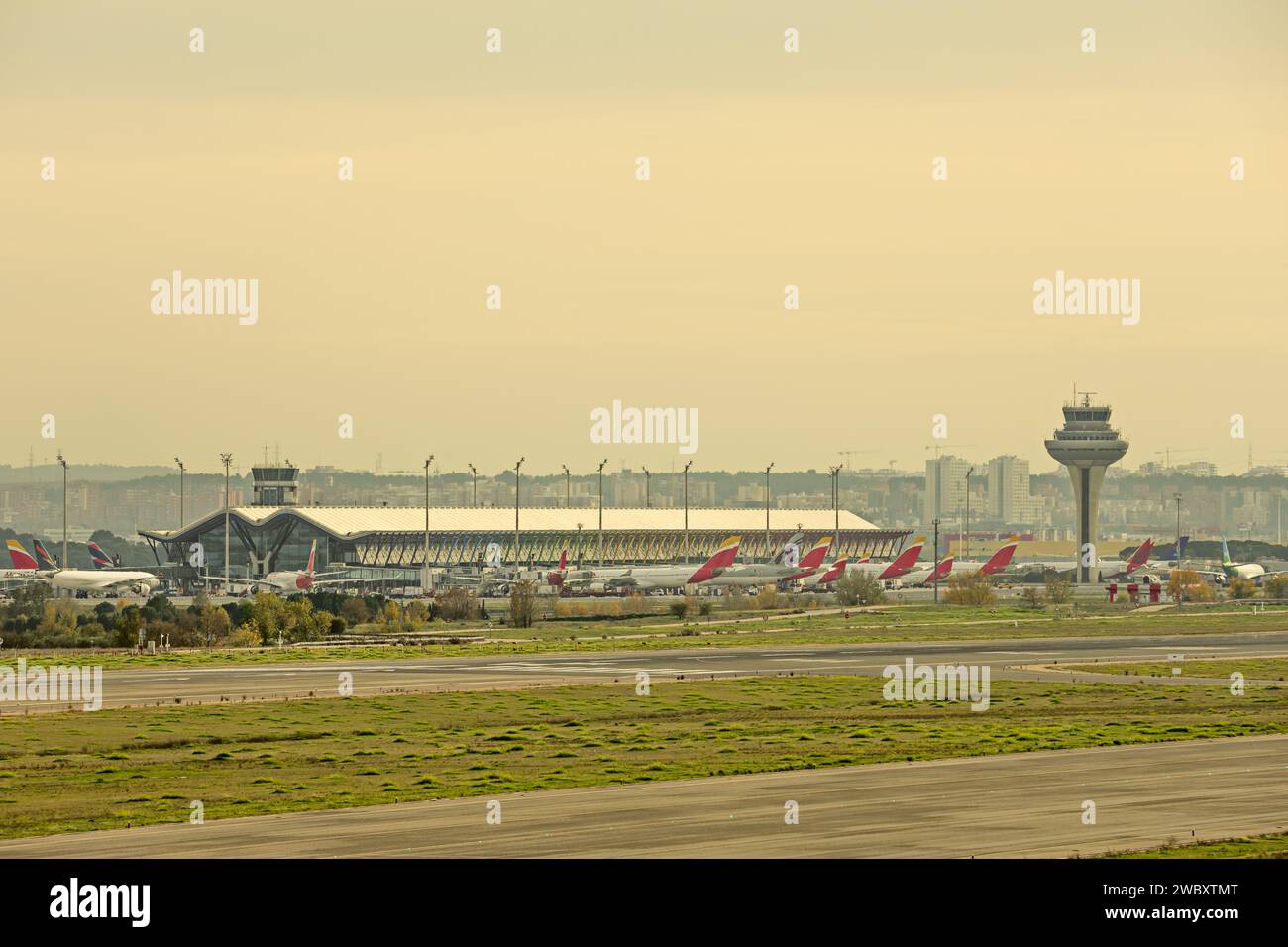 Bild einer der Start- und Landebahnen, eines Terminals und des Kontrollturms des Flughafens Madrid Barajas, Spanien Stockfoto