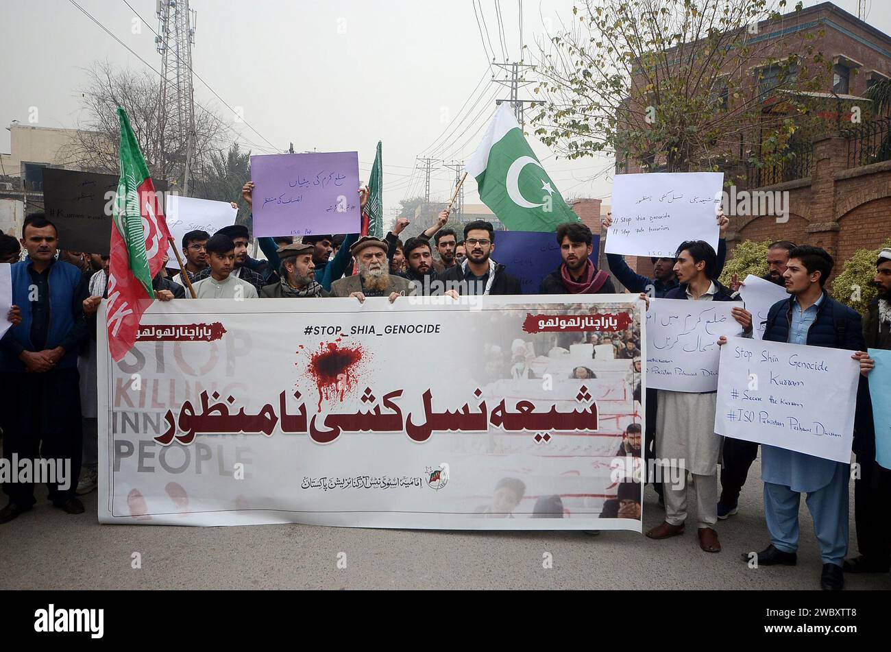 Peshawar, Peshawar, Pakistan. Januar 2024. Schiitische Muslime protestieren gegen den Tod von vier getöteten Menschen, einschließlich einer Ärztin in ParachinarPESHAWAR, PAKISTAN, 12. JANUAR: Pakistanische schiitische Muslime, Unterstützer der Imamia Student Organization-ISO, halten ein Banner und rufen Slogans während eines Protestes gegen die sektiererische Gewalt in Parachinar, in Peshawar, Pakistan, 11. januar 2024. Ein bewaffneter Mann eröffnete Schüsse auf Personenwagen in der Nähe des Sada Bazar im Bezirk Karam und tötete am Sonntag vier Menschen, darunter eine Frau. Laut Polizei, der Feldspieler und Trainer, der zur PES ging Stockfoto