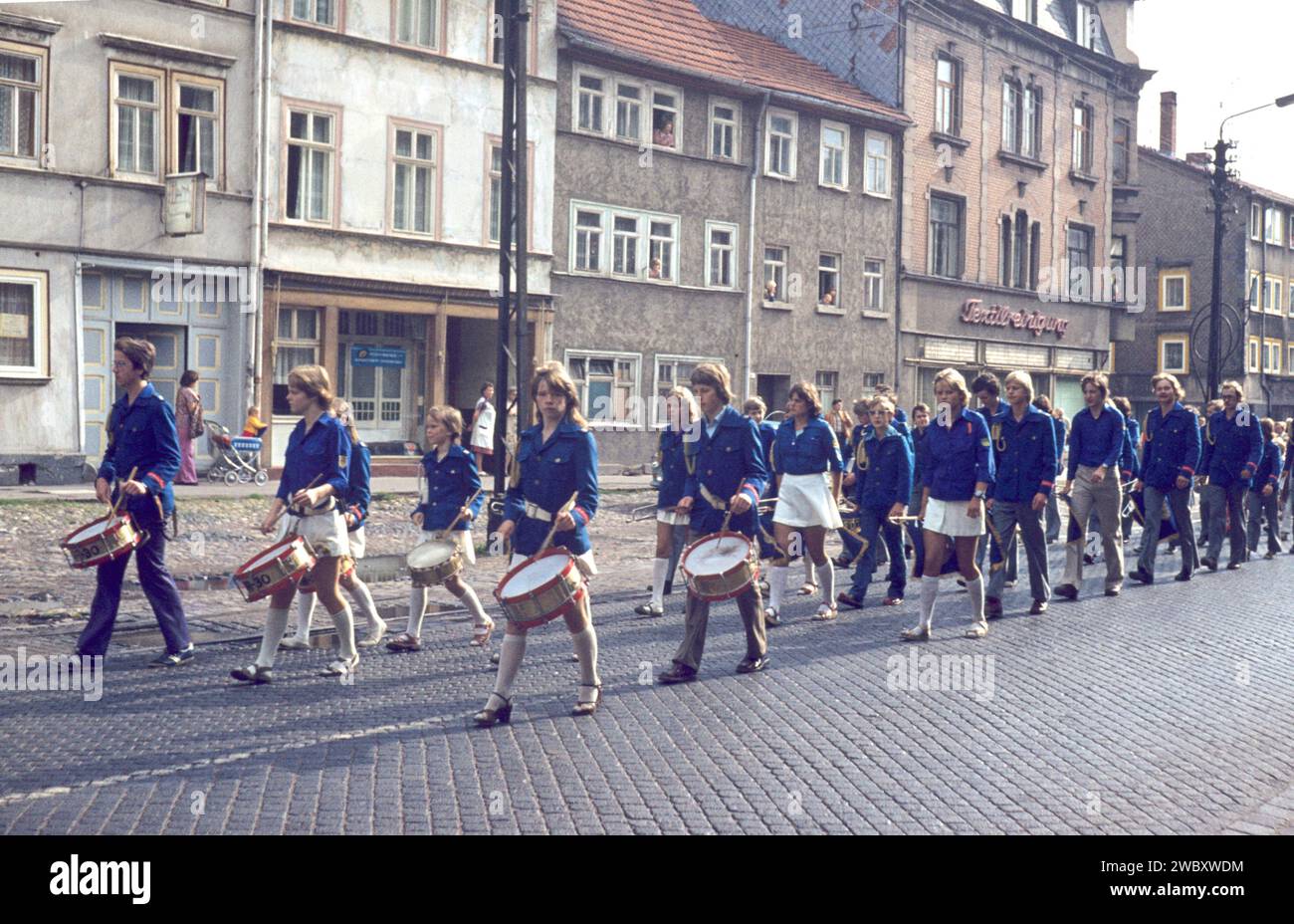 Historisches Bild des FDJ Freie Deutsche Jugend, freie deutsche Jugend auf einer Parade mit Schlagzeug, DDR ehemalige DDR Stockfoto