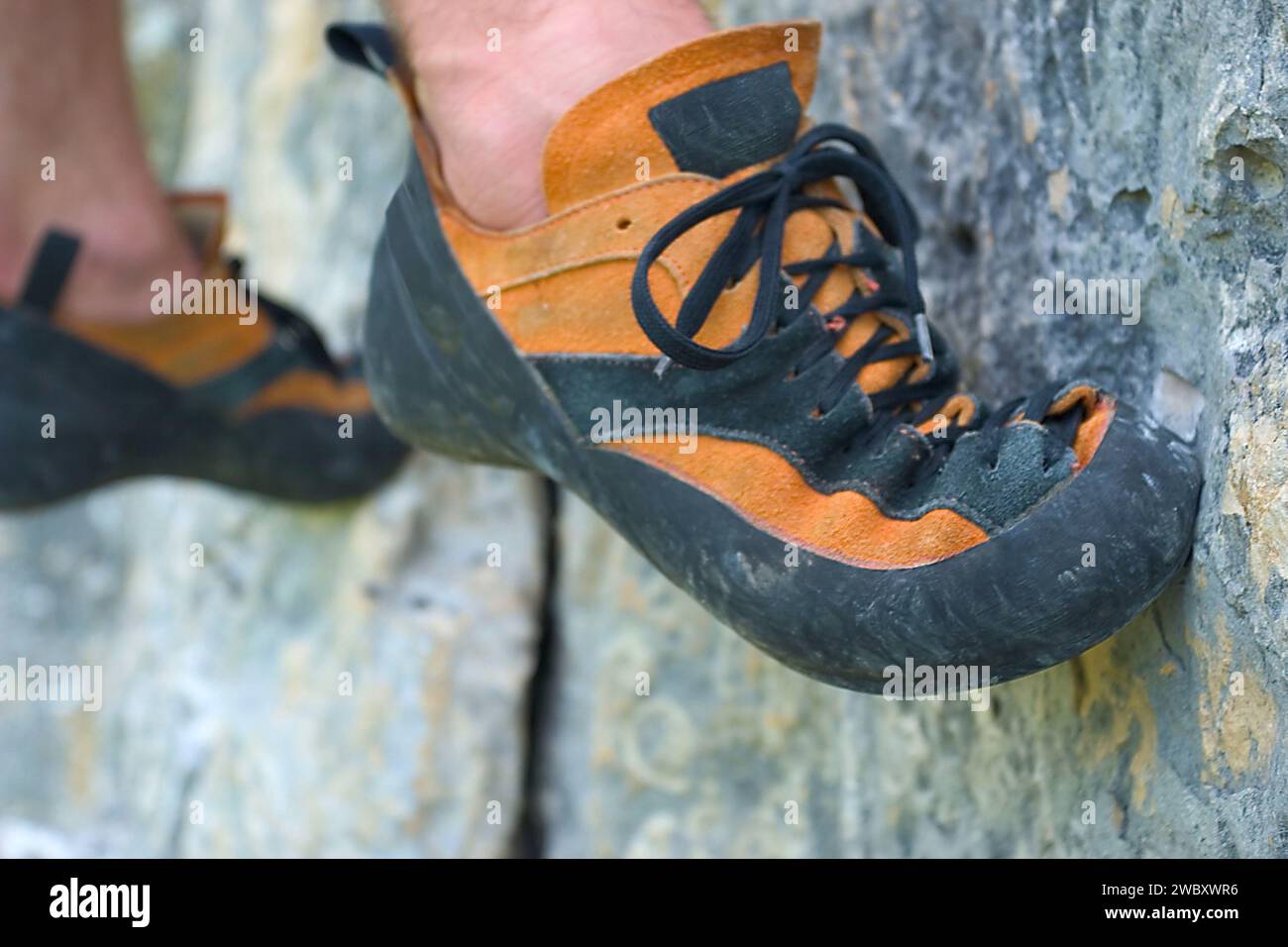 Reibungskletterschuhe auf einem kleinen Fuß, Kalkstein, Schwaben, Deutschland Stockfoto
