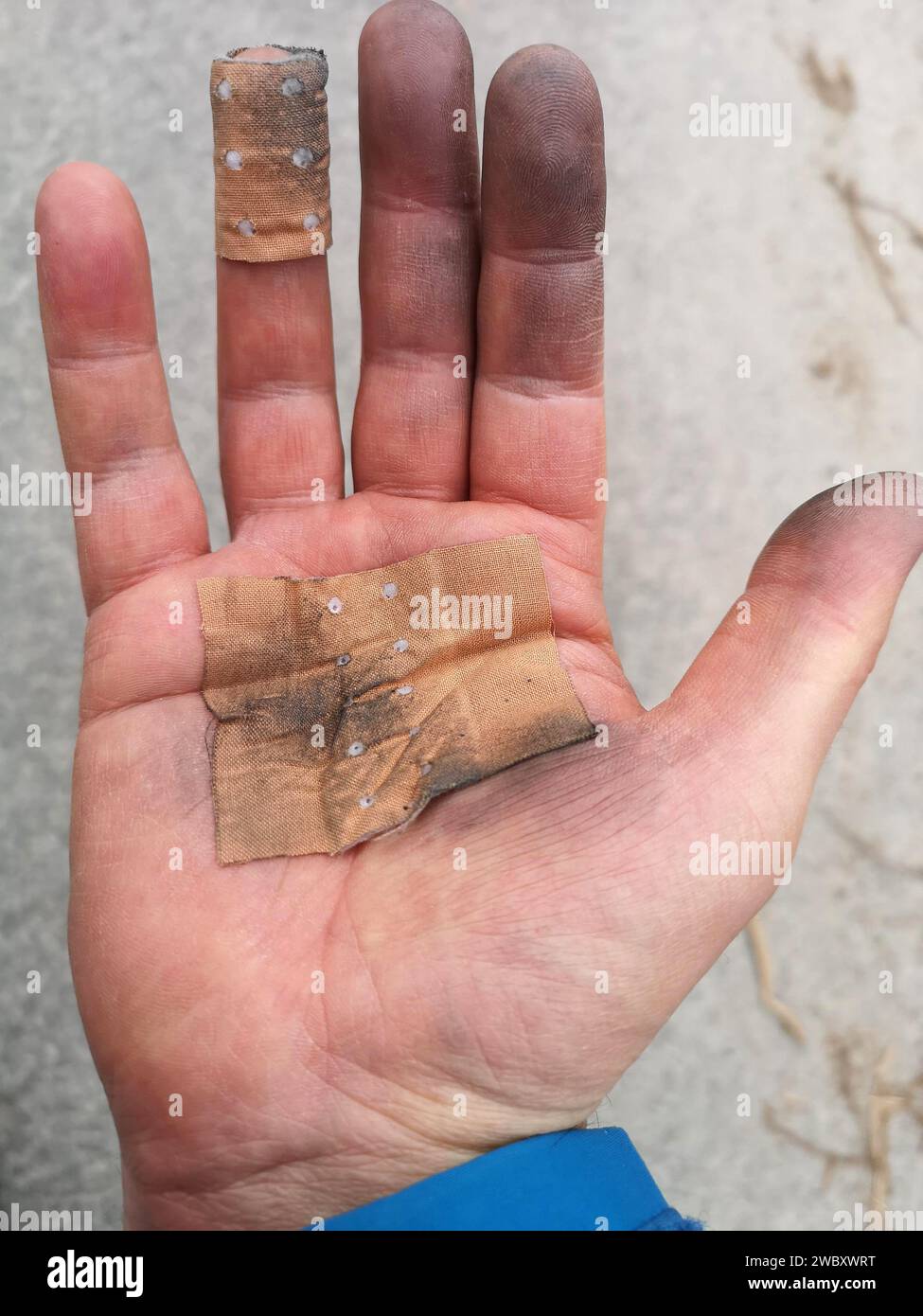 Nahaufnahme einer schmutzigen Hand mit Demonstration eines Industriearbeiters nach Beendigung der Arbeit Stockfoto