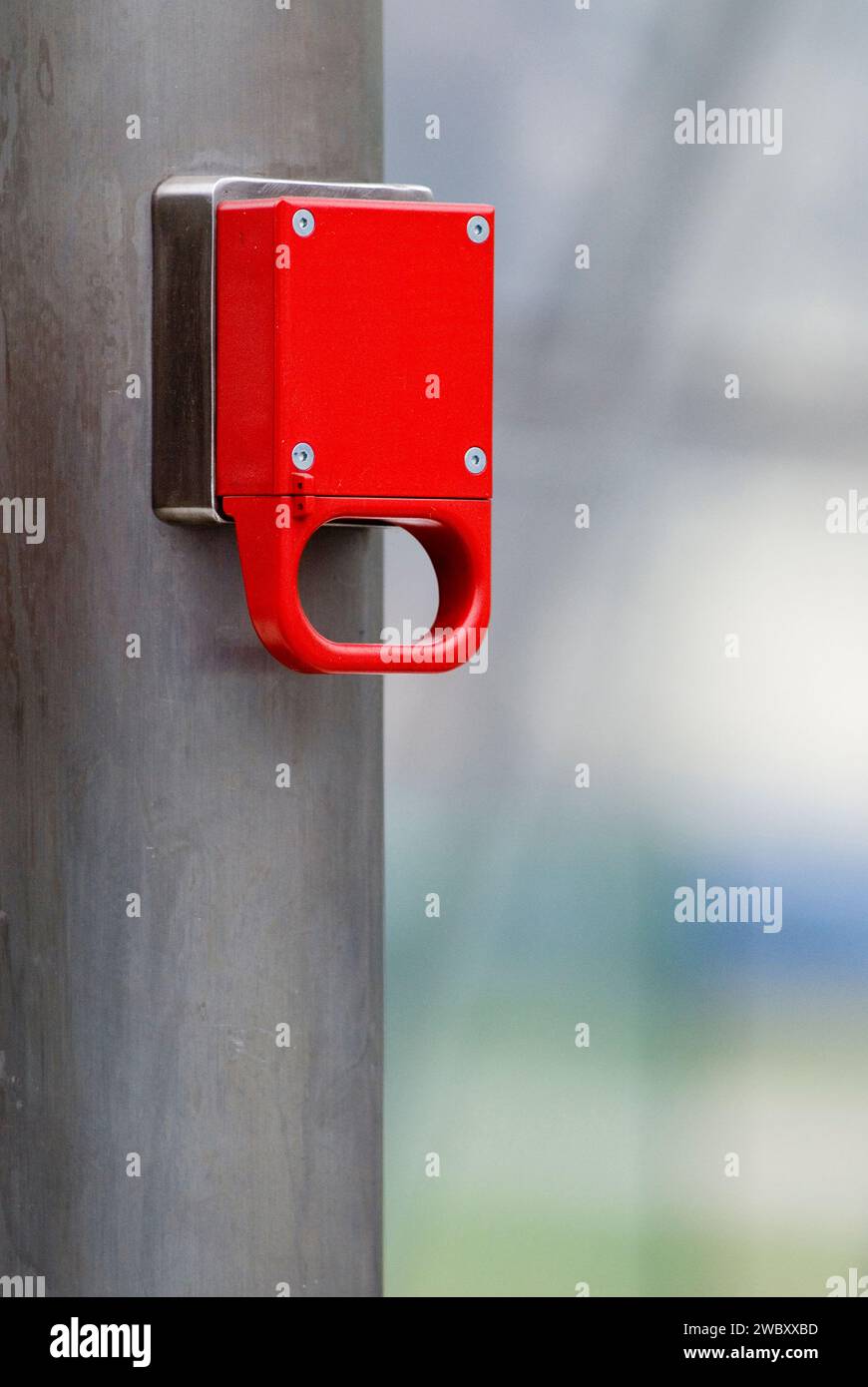 Großaufnahme eines roten Notgriffs , deutsche Schrift gelöscht, U-Bahn-Station, München, Bayern, Deutschland Stockfoto