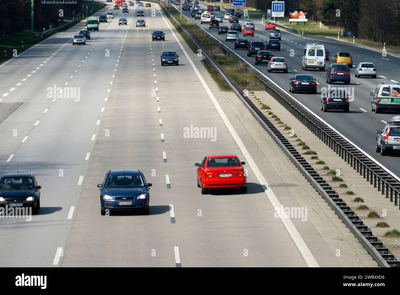 Geisterfahrer in rotem BMW in falscher Richtung auf dreispuriger Autobahn, Autobahn A8 östlich von München, Bayern, Deutschland, Digital Compositing Stockfoto