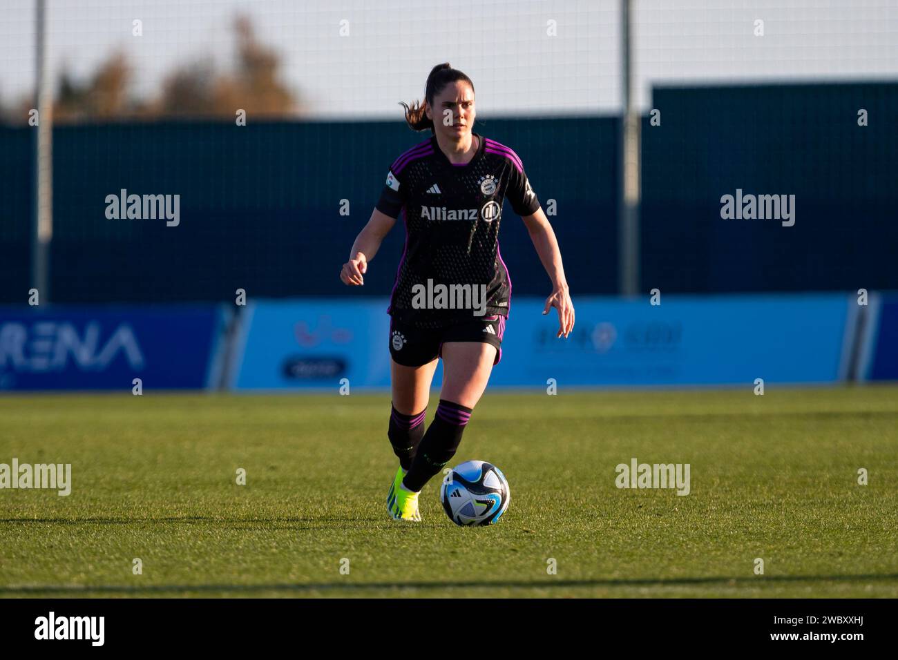 Sarah ZADRAZIL österreichischer Mittelfeldspieler des FC Bayern München während des Spiels, FC Bayern München gegen Granada CF, Winter-Freundschaftsspiel für Damen, Pinatar Arena Football Center, San Pedro del Pinatar, Region Murcia, Spanien, 12. Januar 2024, Stockfoto