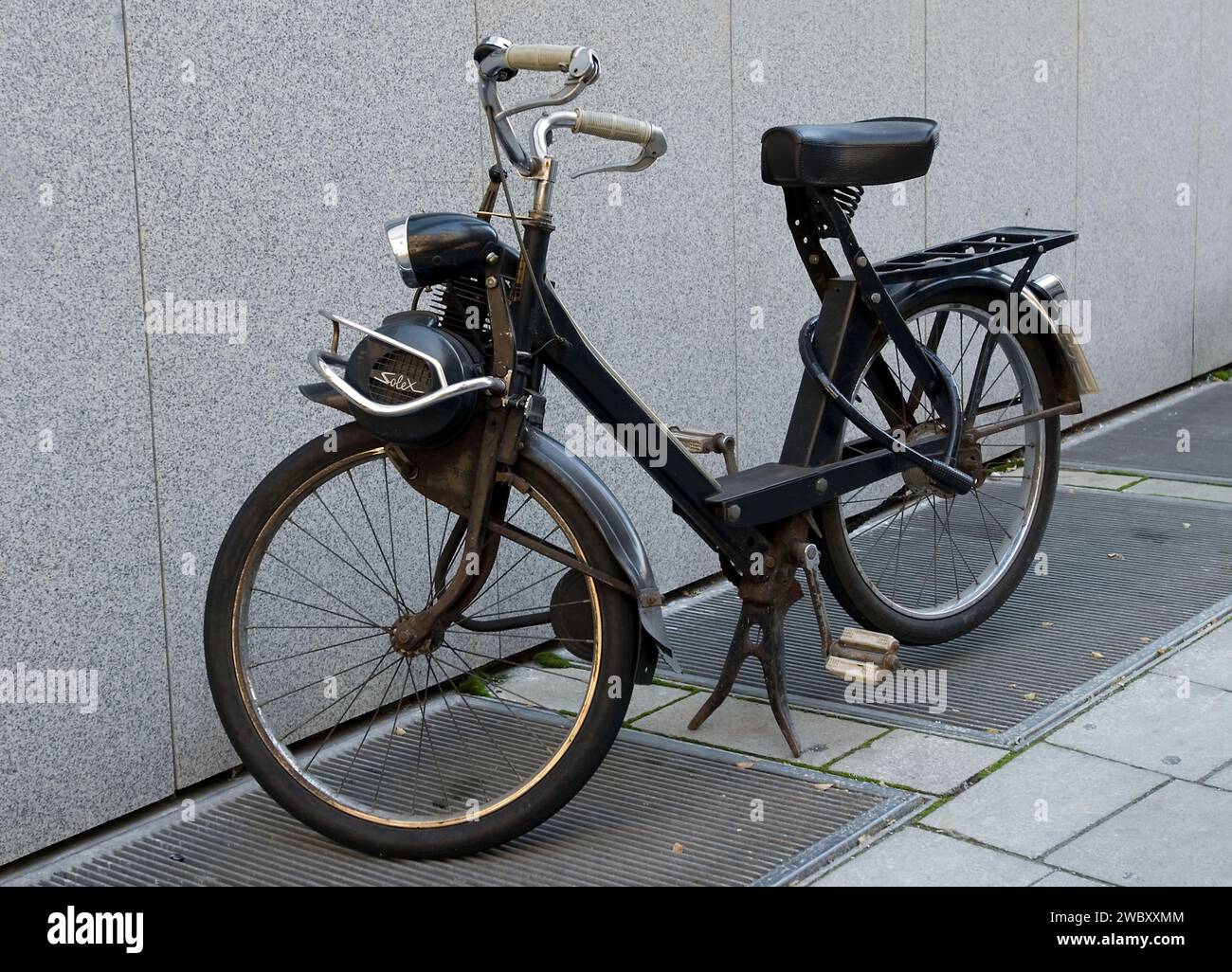 Ein Velo solex ein französisches Moped, das in München geparkt ist, ist halb Fahrrad, halb Motorrad mit einem Einzylinder-Verbrennungsmotor Stockfoto