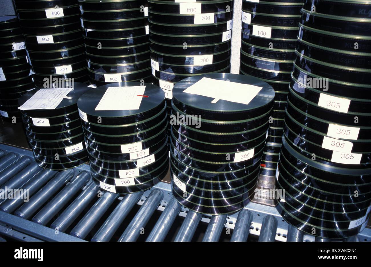 Analoge Kopien oder Rollen desselben Films, in Bayern Kopierwerk, Filmlabor, Geiselgasteig, Bayern, Deutschland Stockfoto
