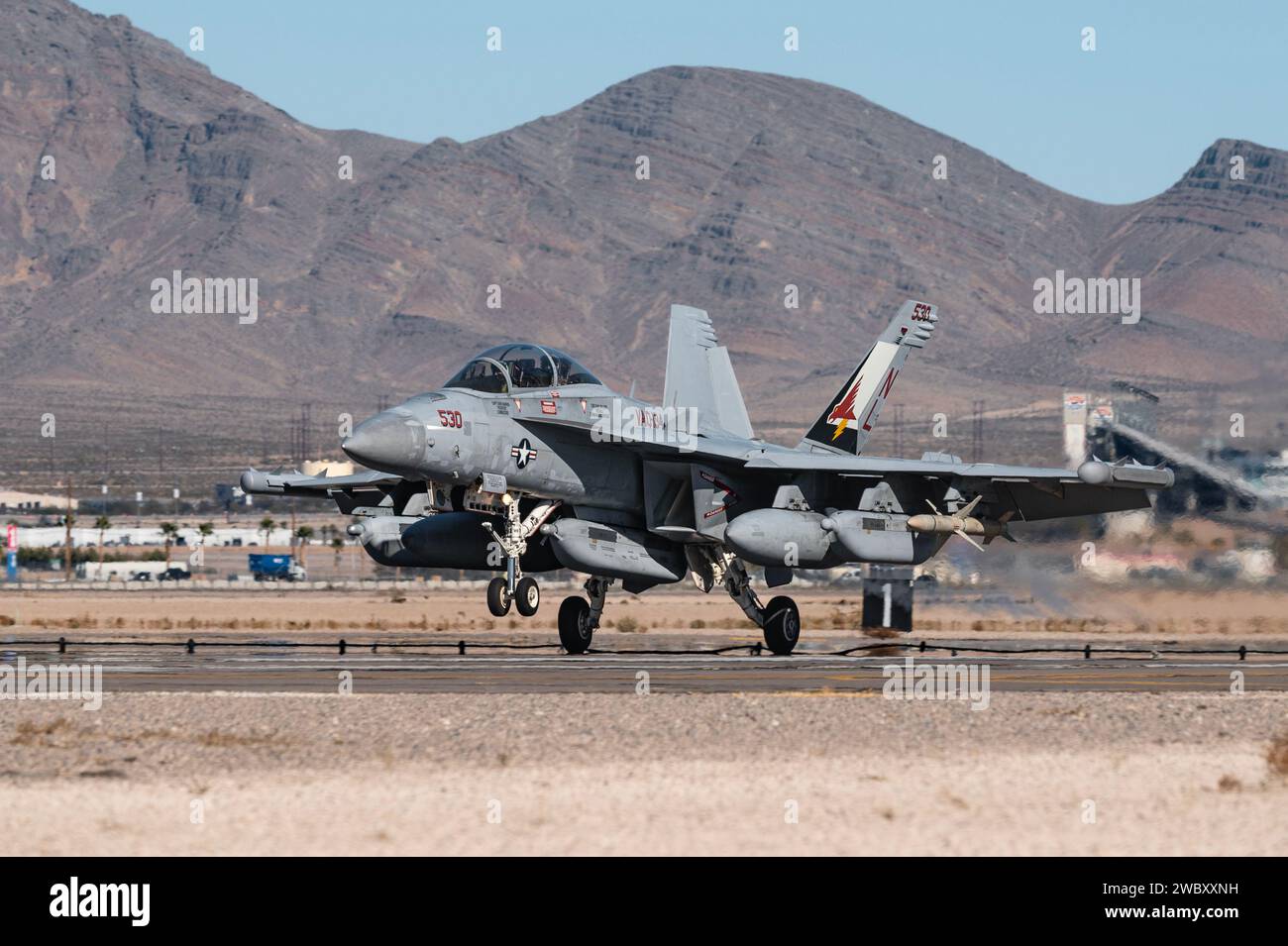 Ein EA-18G Growler der US Navy, der der Naval Air Station Whidbey Island (Washington) zugewiesen ist, trifft 24-1 am 10. Januar 2024 auf der Nellis Air Force Base ein. Die Warnflagge 24-1 wird am 26. Januar 2024 auslaufen, und die teilnehmenden Einheiten werden dann auf verschiedene aufgeschlüsselte Basen entsandt, um Operationen für die Übung Bambusadler durchzuführen. (Foto der U.S. Air Force von William R. Lewis) Stockfoto