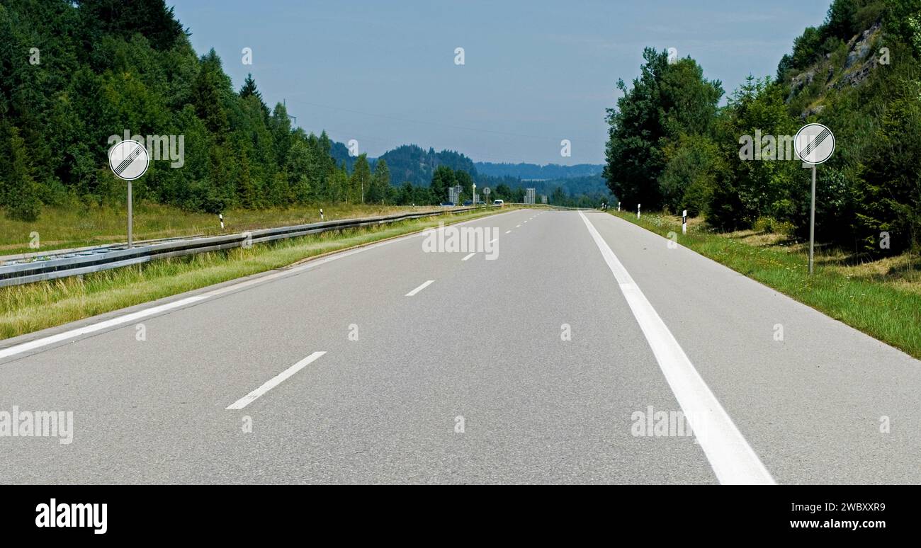 Leere Autobahn, Autobahn, mit deutschem Verkehrsschild, was die Geschwindigkeitsbegrenzung annulliert, A 95 bei Eschenlohe, Bayern, Deutschland Stockfoto